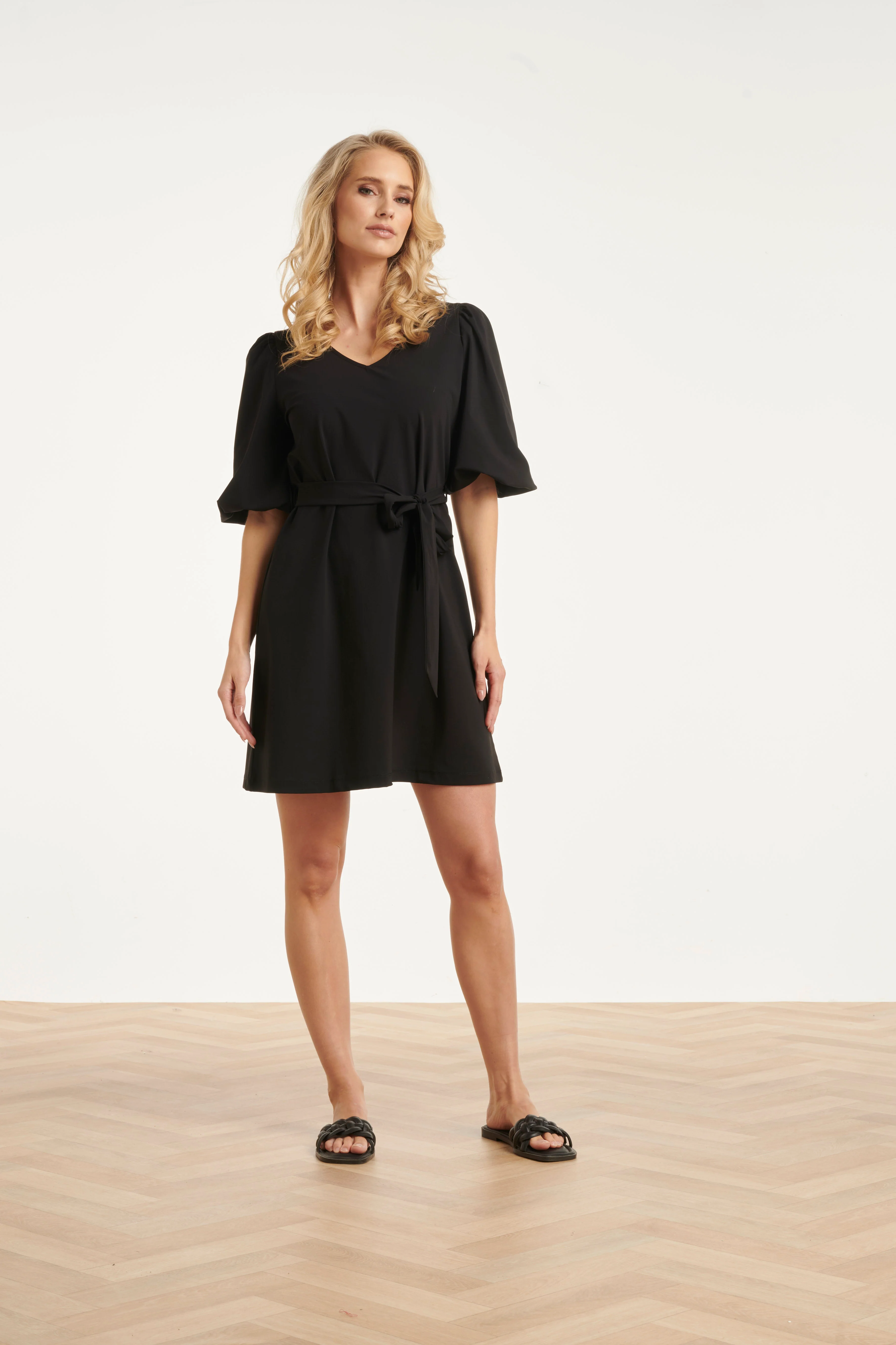 Korte Travel Kwaliteit V-Hals Jurk Met Ceintuur | Black - Image 3
