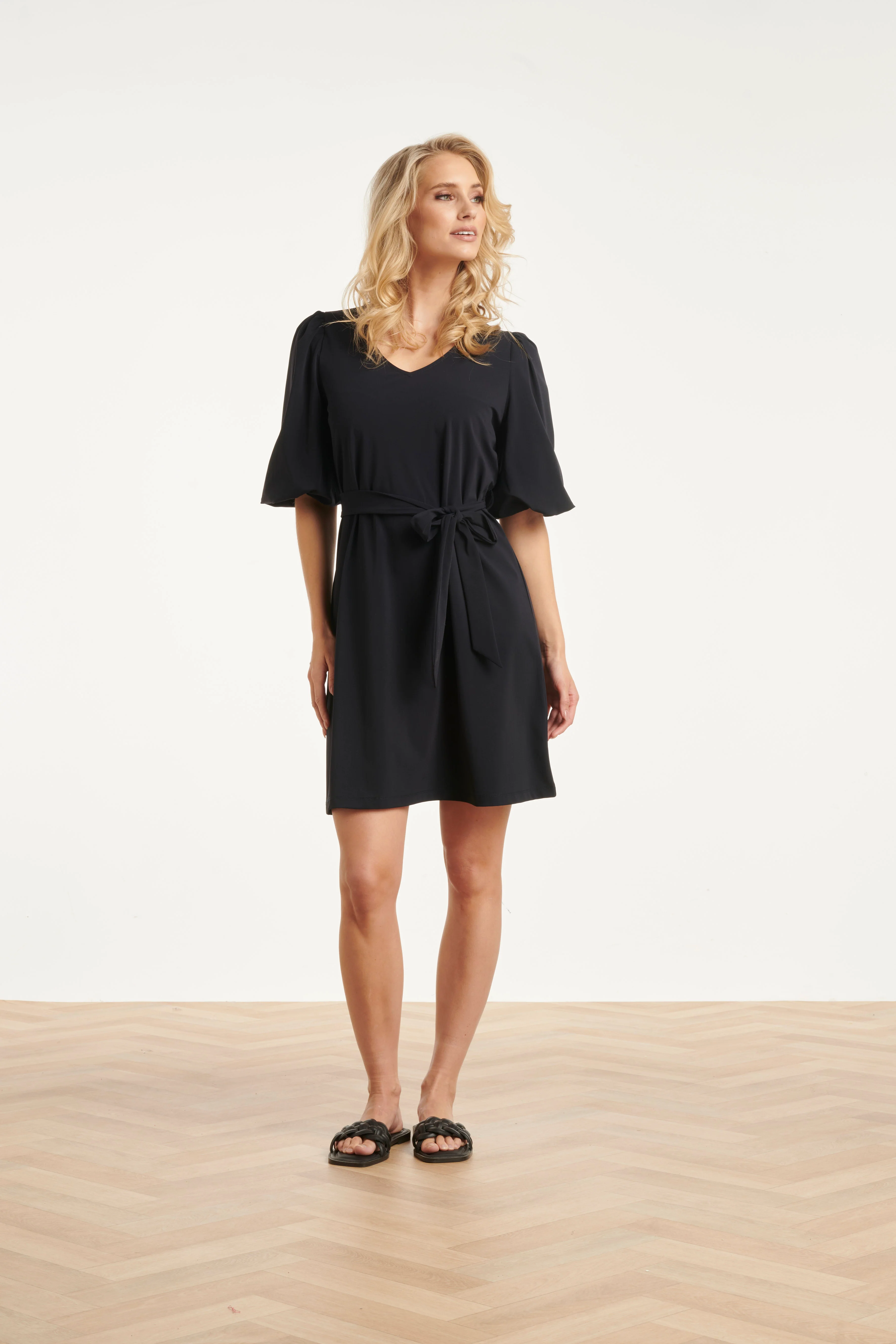 Korte Travel Kwaliteit V-Hals Jurk Met Ceintuur | Navy - Image 3