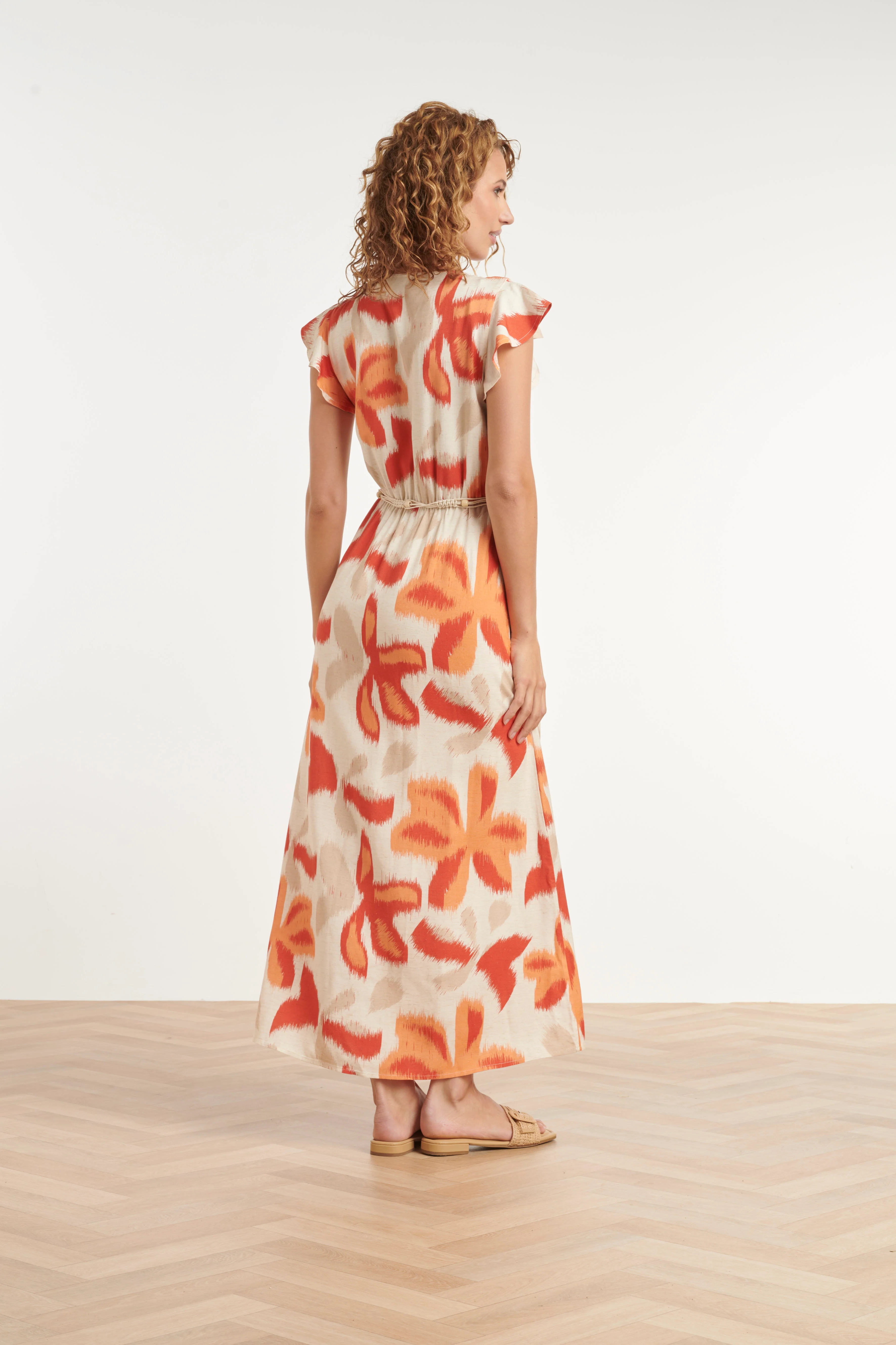 Lange Jurk Met Oranje En Beige Bloem Print En Taillekoord | Sand - Muticolour - Image 5