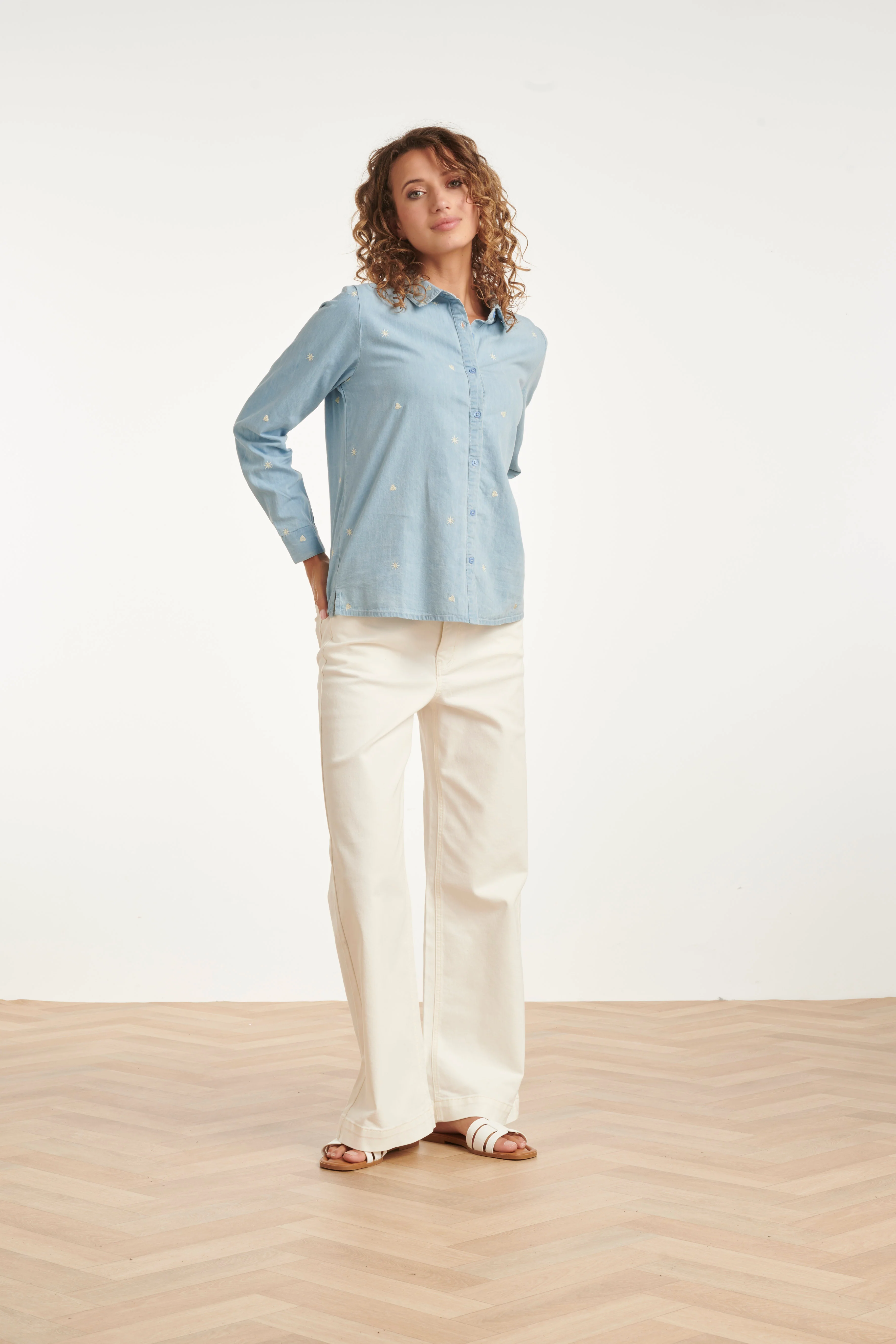 Lichtblauwe Blouse Met Geborduurde Sterren En Hartjes | Denim - Off White - Image 5