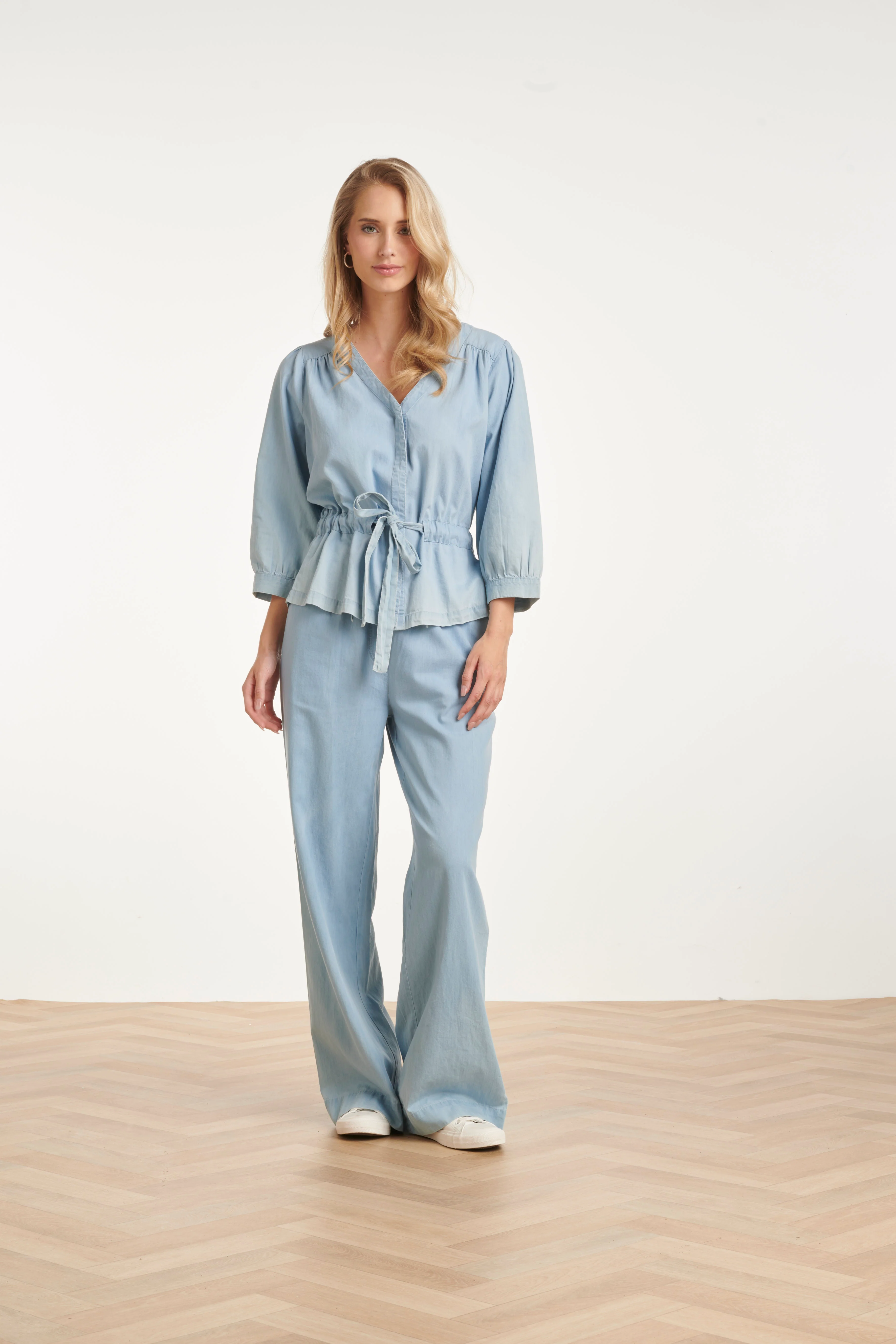 Lichtblauwe Top Met Overslag En Taillekoord | Denim