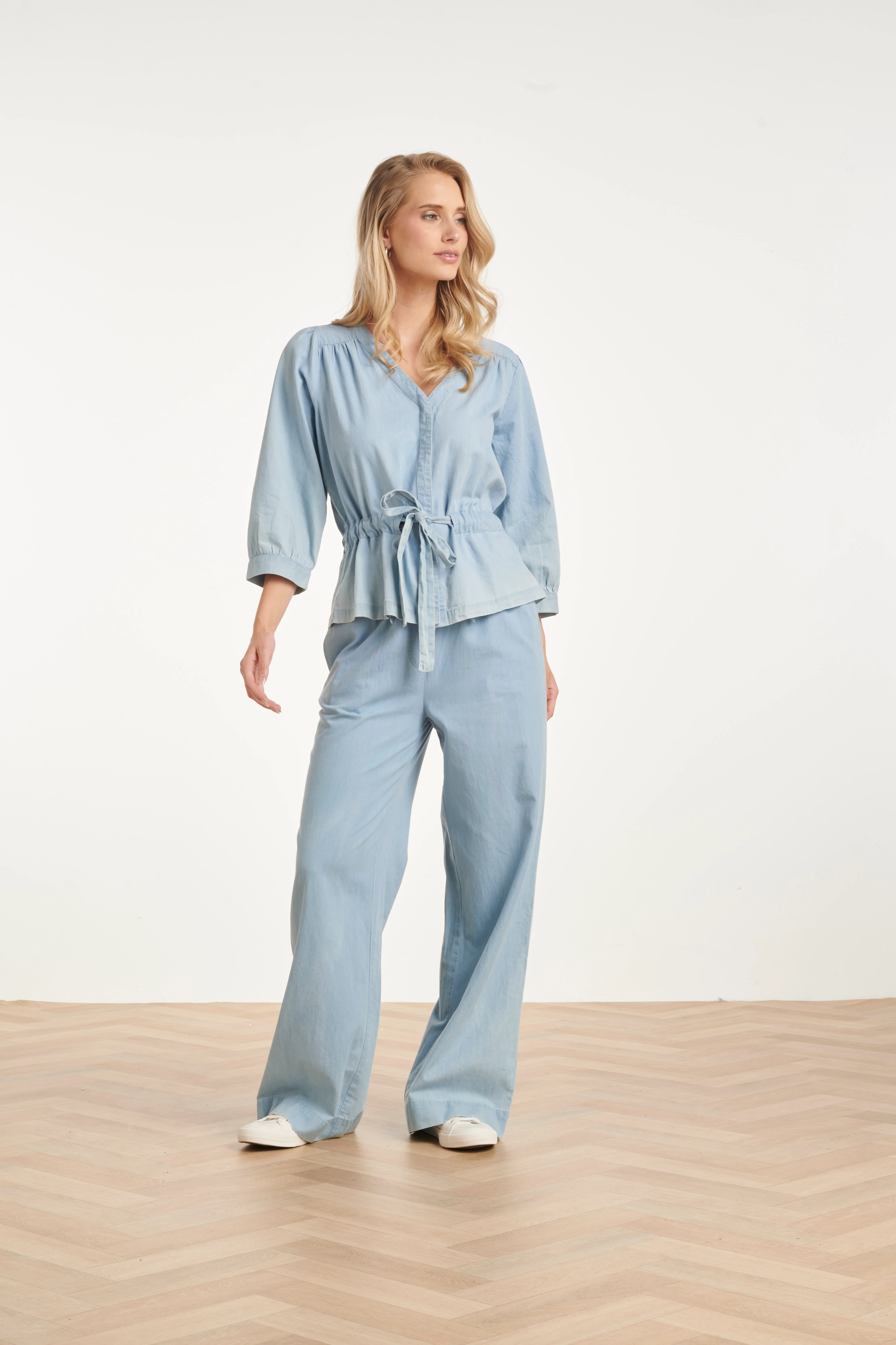 Lichtblauwe Top Met Overslag En Taillekoord | Denim - Image 3