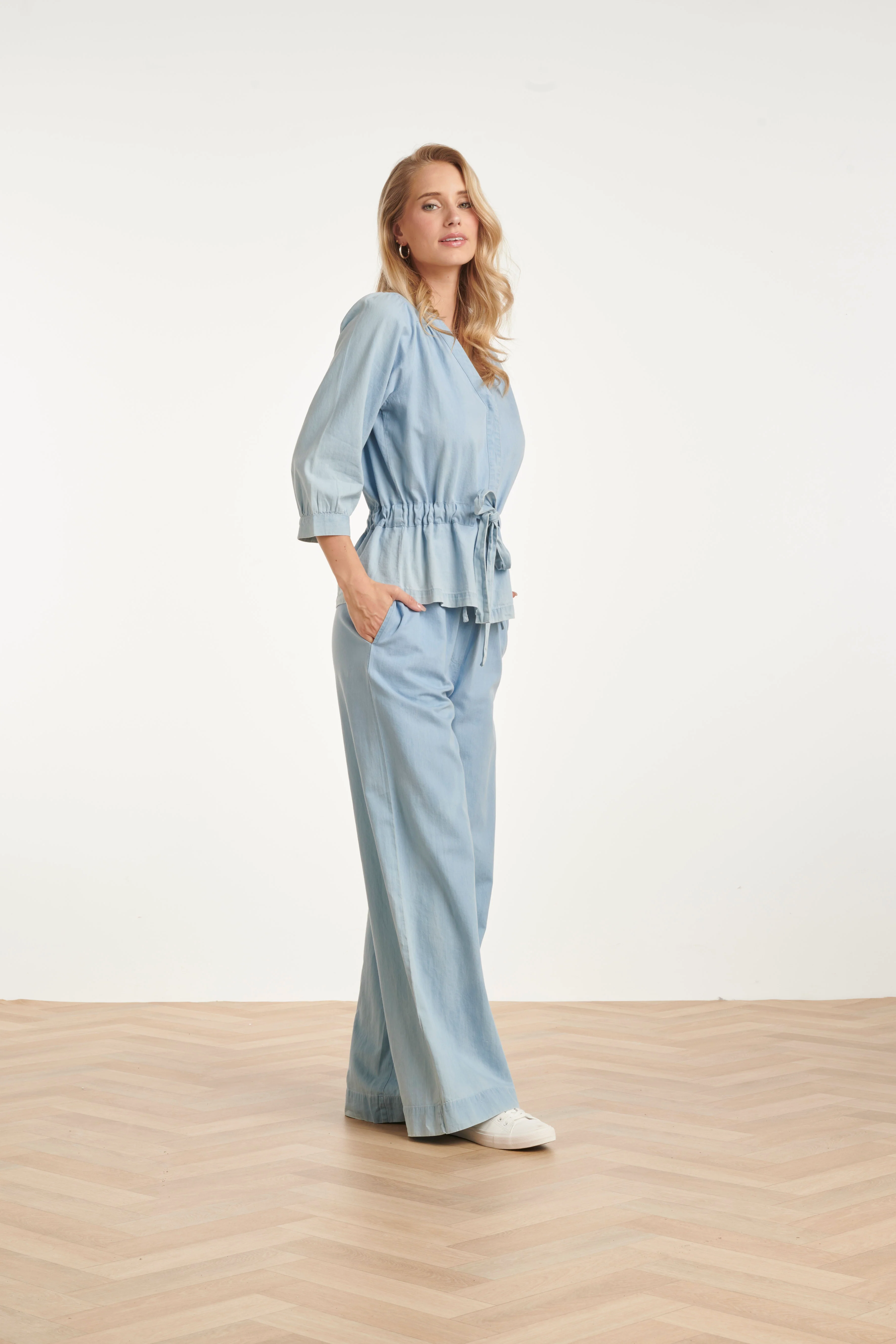 Lichtblauwe Top Met Overslag En Taillekoord | Denim - Image 5