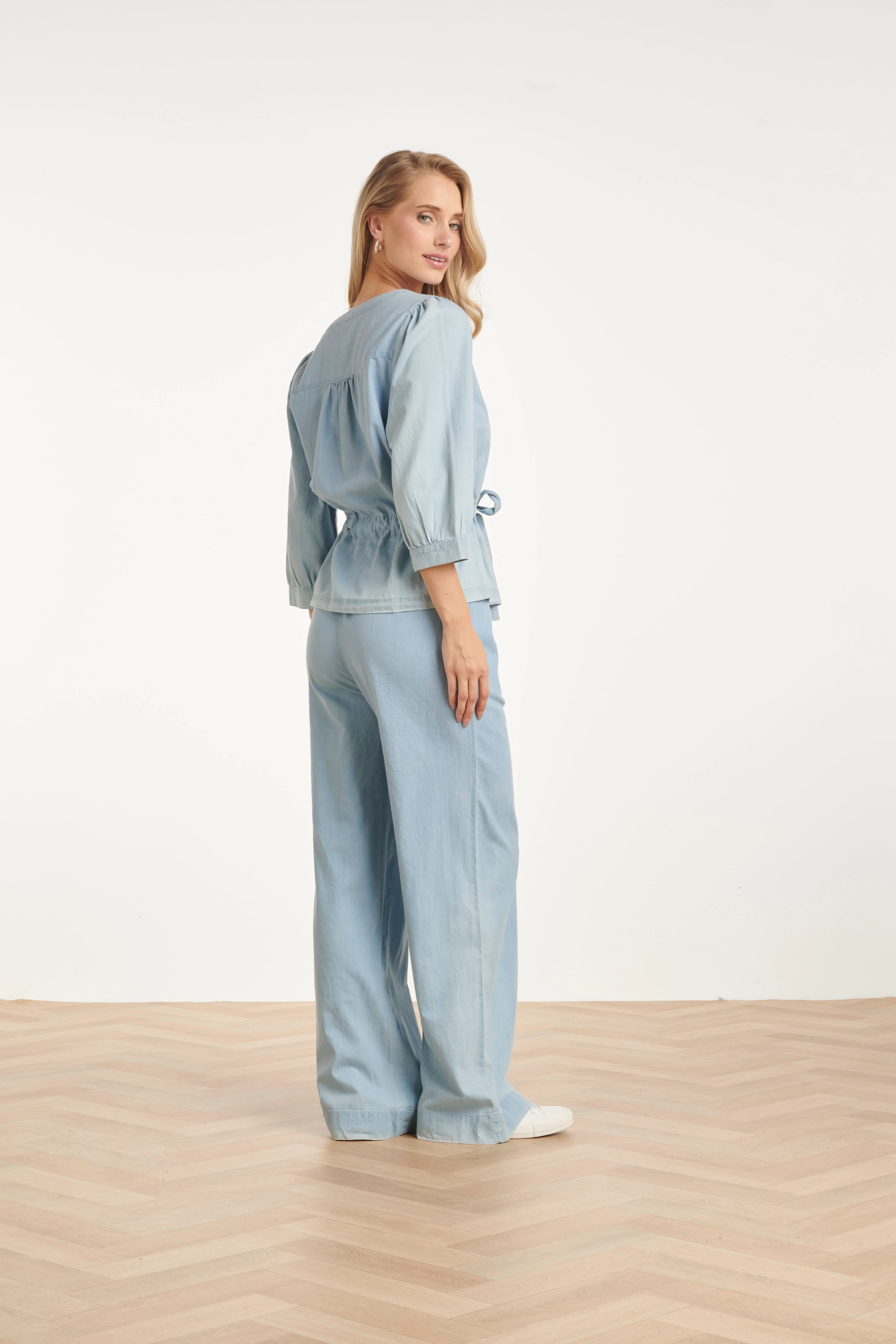 Lichtblauwe Top Met Overslag En Taillekoord | Denim - Image 7