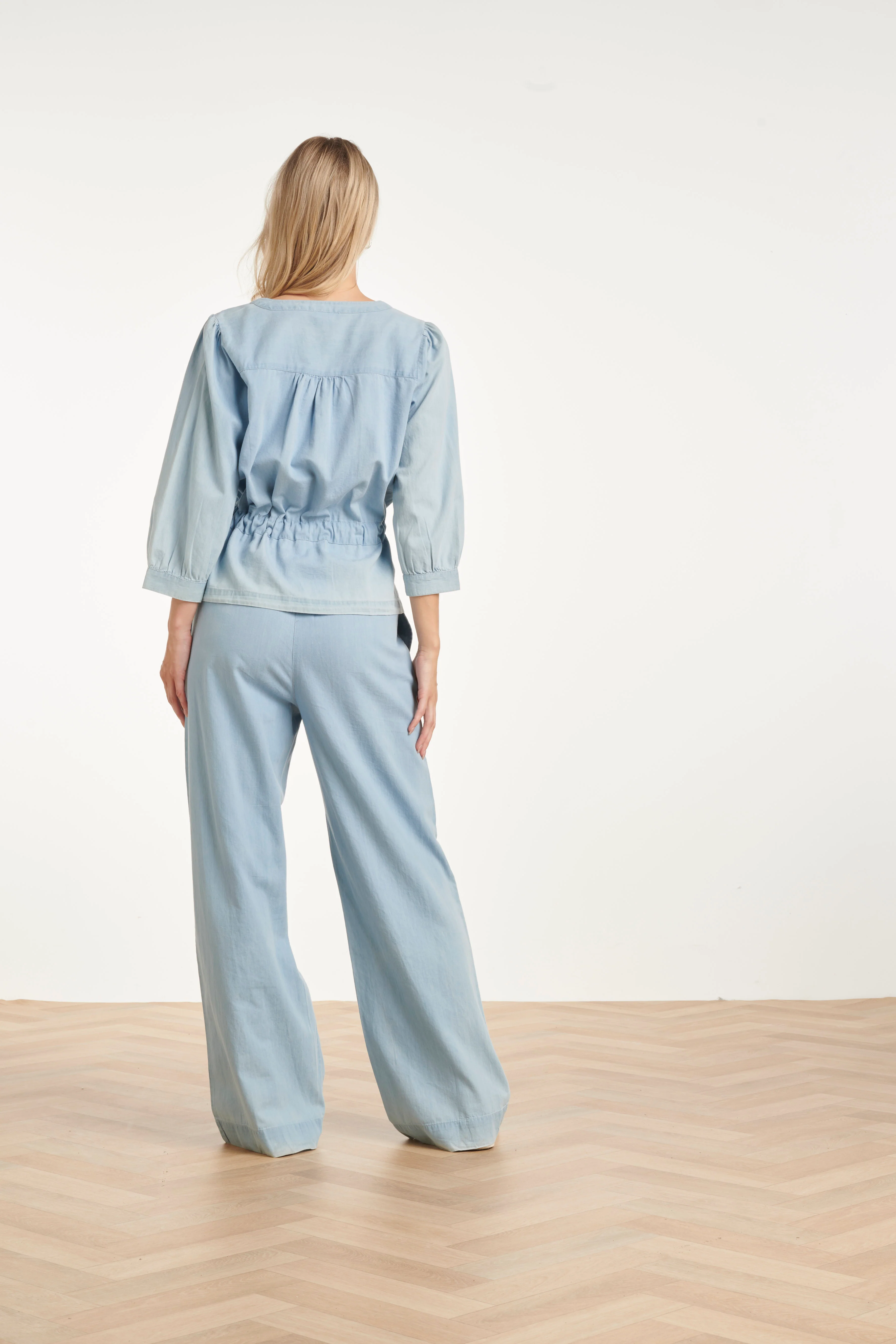 Lichtblauwe Top Met Overslag En Taillekoord | Denim - Image 9