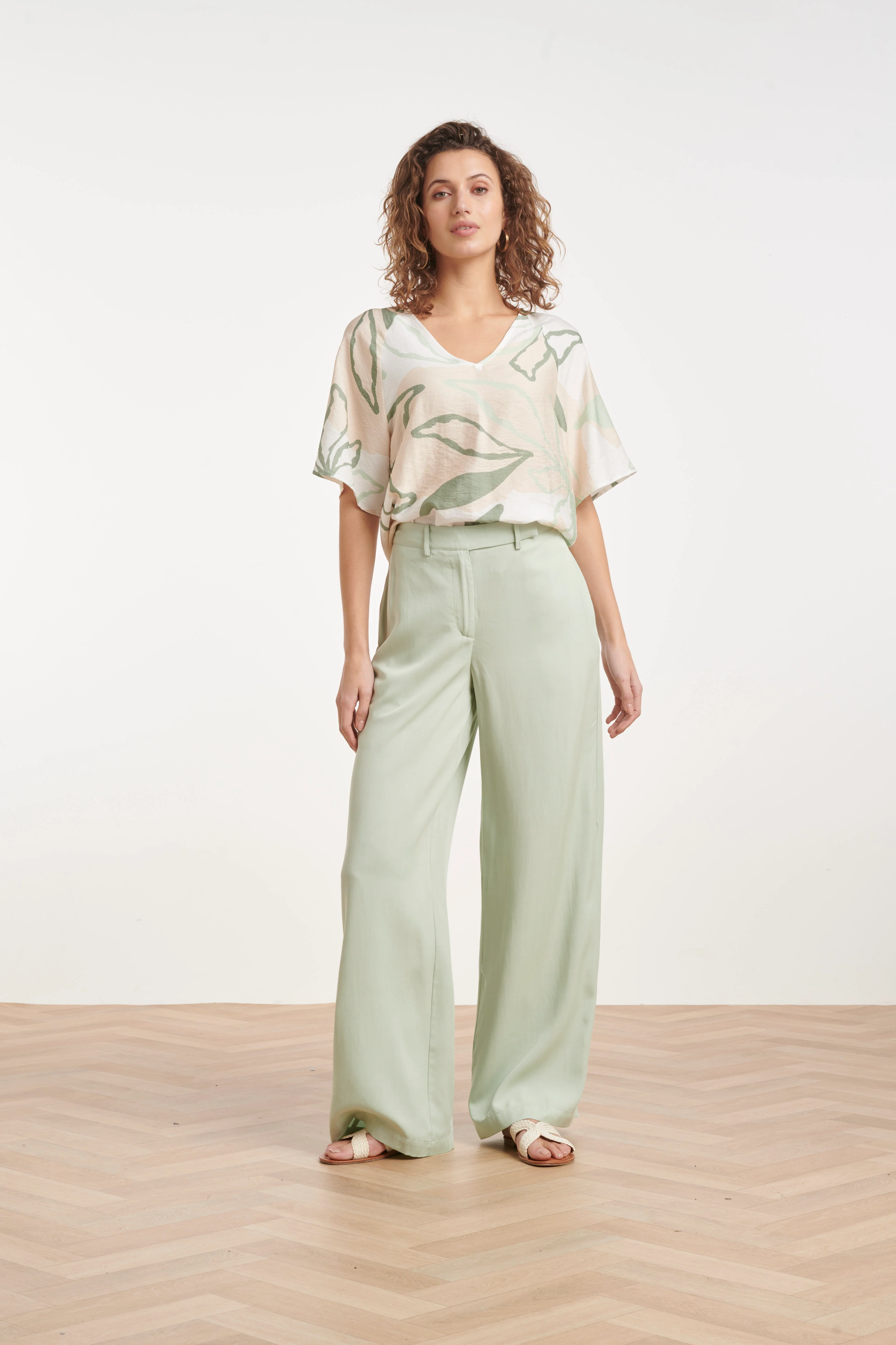 Losse Top Met Groene En Beige Bladprint En V-Hals | Soft Green - Muticolour - Image 4