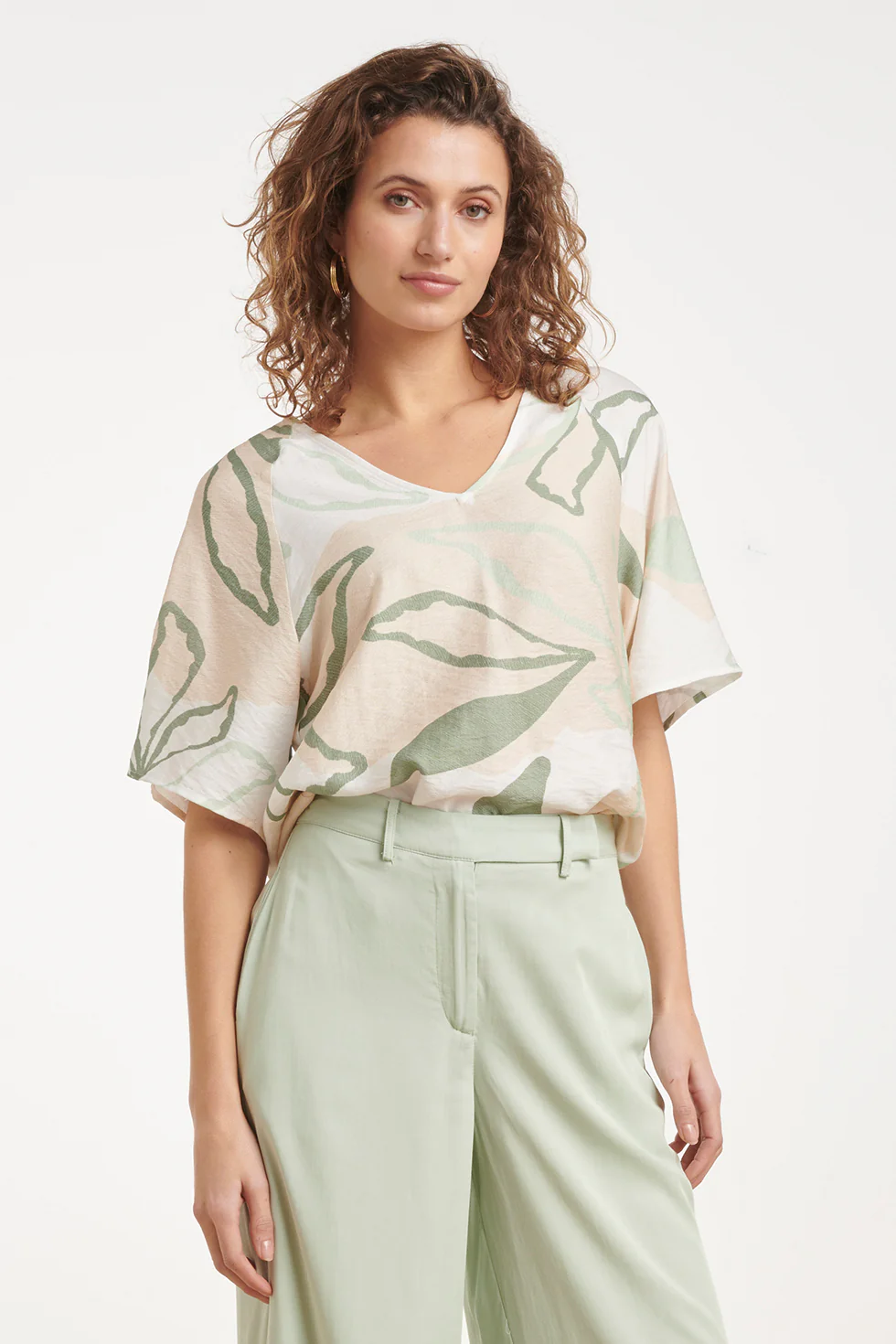 Losse Top Met Groene En Beige Bladprint En V-Hals | Soft Green - Muticolour - Image 5
