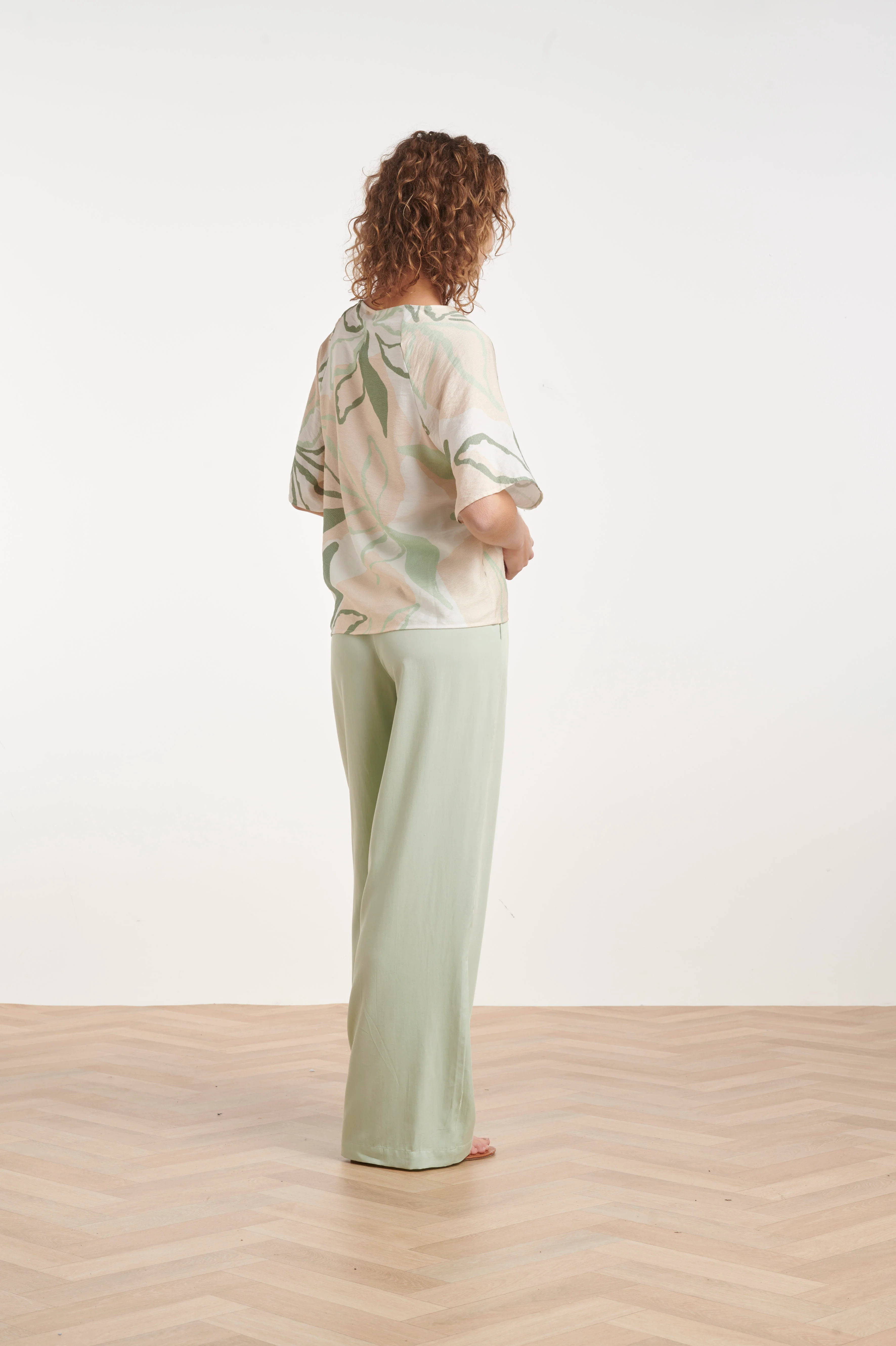 Losse Top Met Groene En Beige Bladprint En V-Hals | Soft Green - Muticolour - Image 6