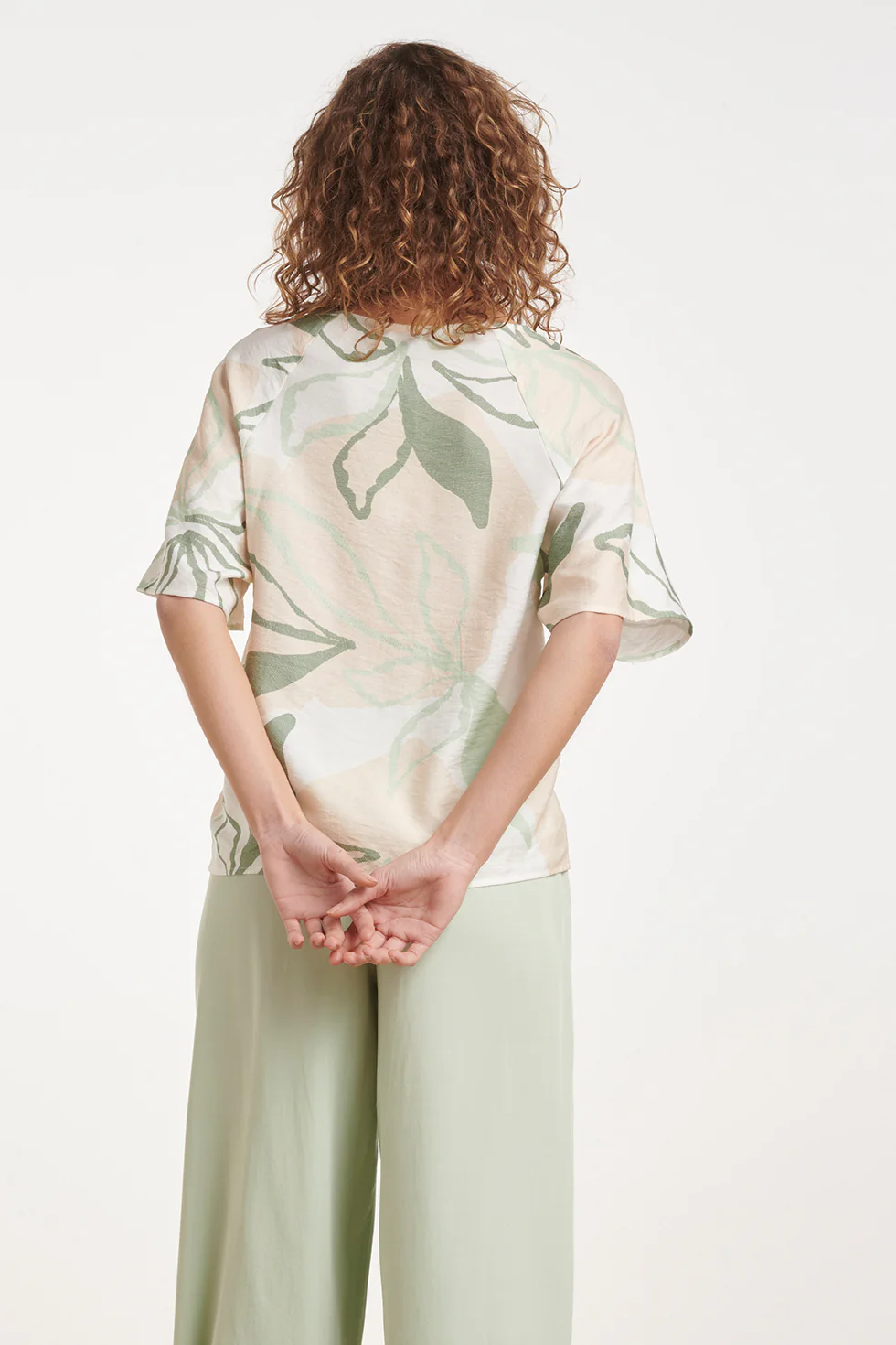 Losse Top Met Groene En Beige Bladprint En V-Hals | Soft Green - Muticolour - Image 7