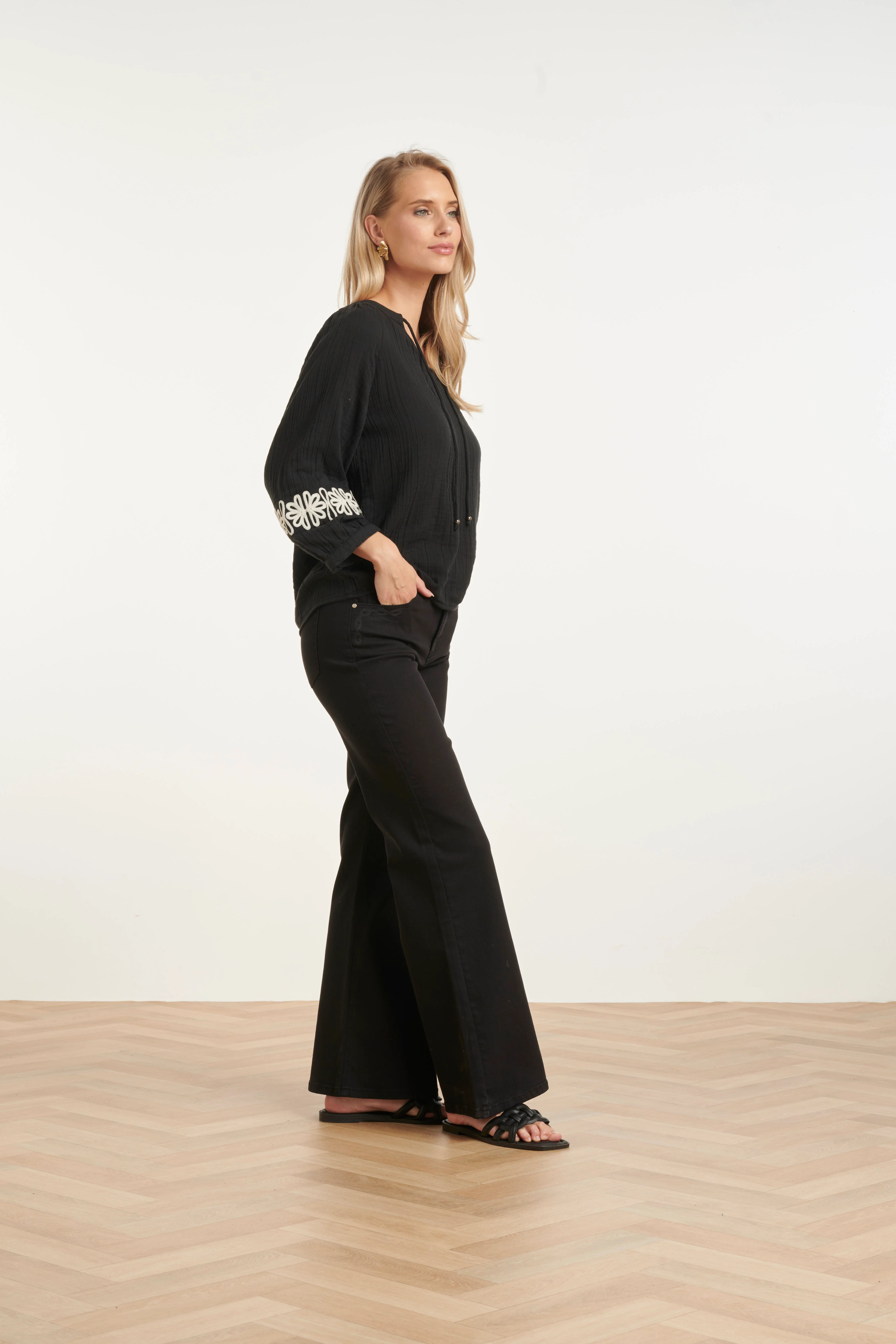 Luchtige Blouse Met Contrasterende Borduring | Black - Off White - Image 5