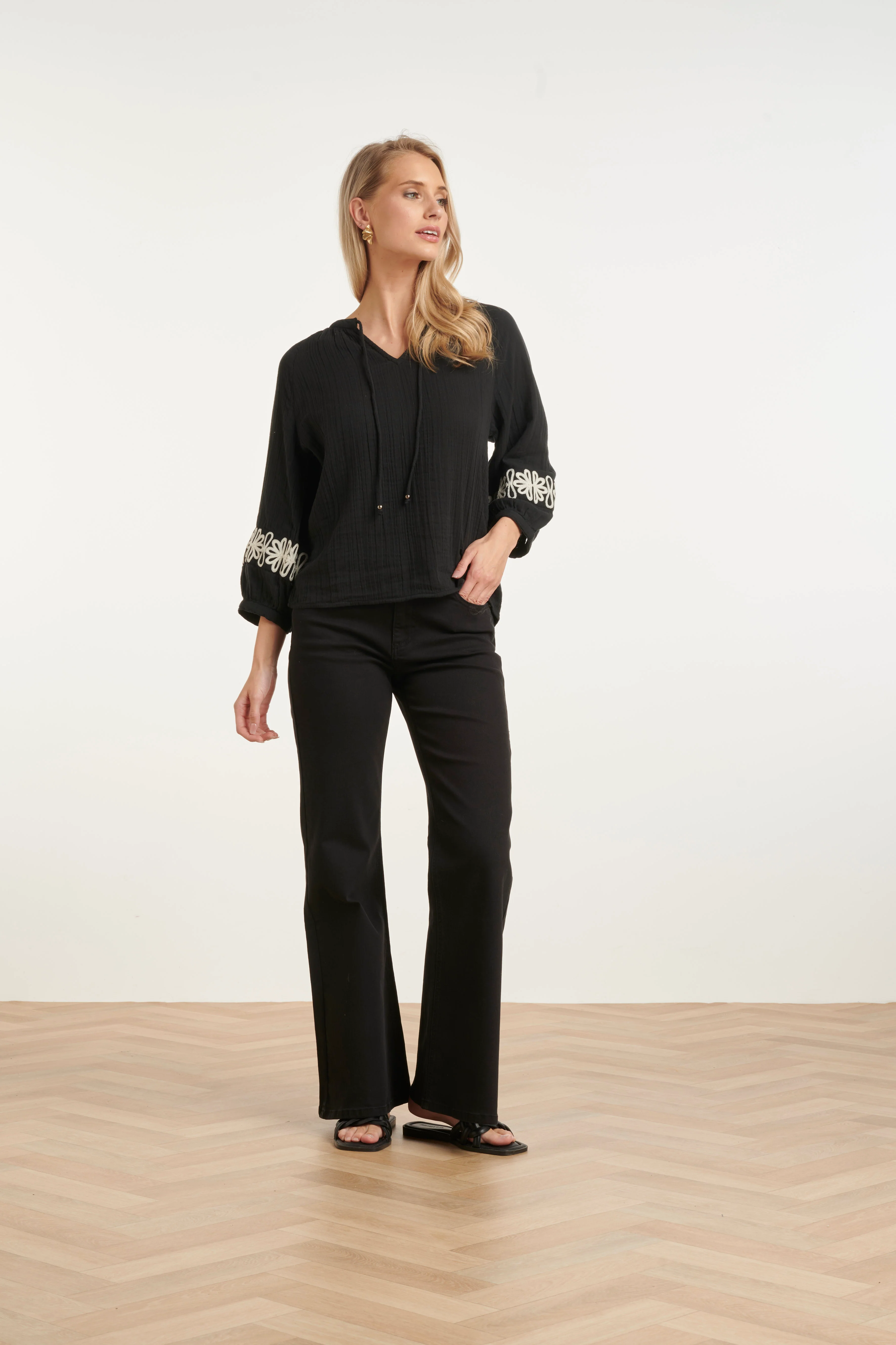 Luchtige Blouse Met Contrasterende Borduring | Black - Off White - Image 6