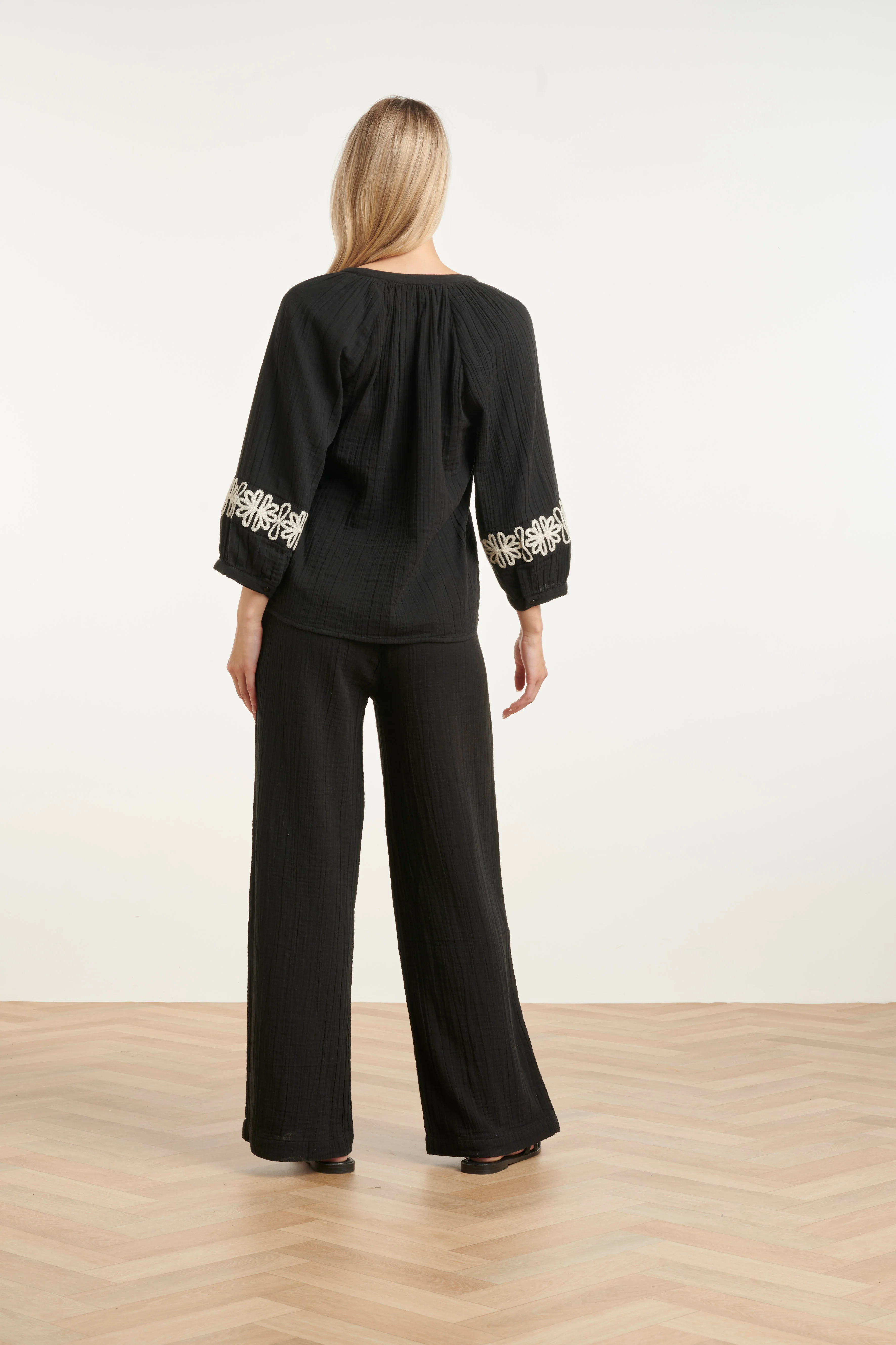 Luchtige Blouse Met Contrasterende Borduring | Black - Off White - Image 9
