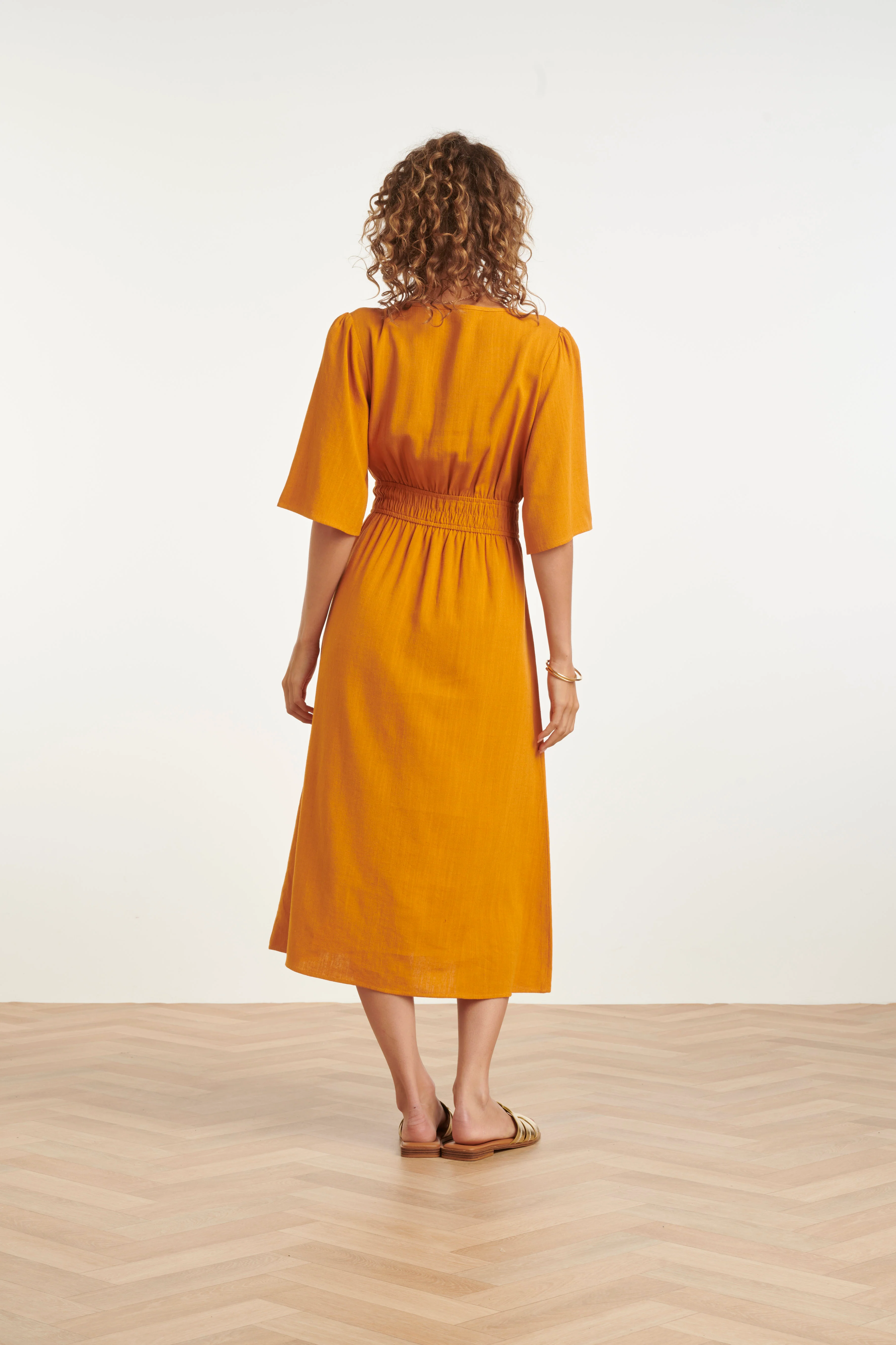 Luchtige Linnen Midi-Jurk Met Vetersluiting | Mustard - Image 6