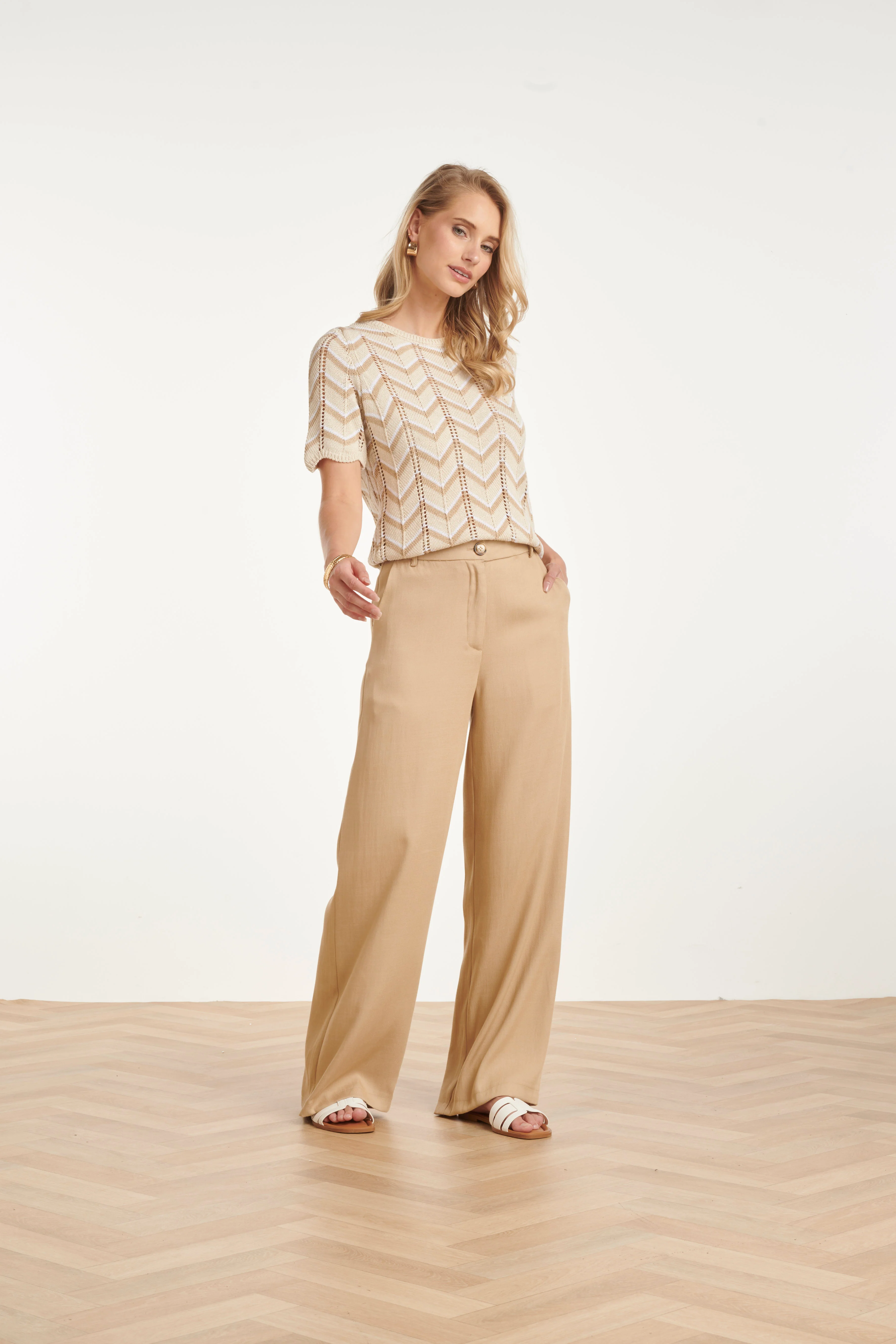 Luchtige Wide Leg Broek In Zandkleur – Stijlvolle Essentials | Dark Sand - Image 4