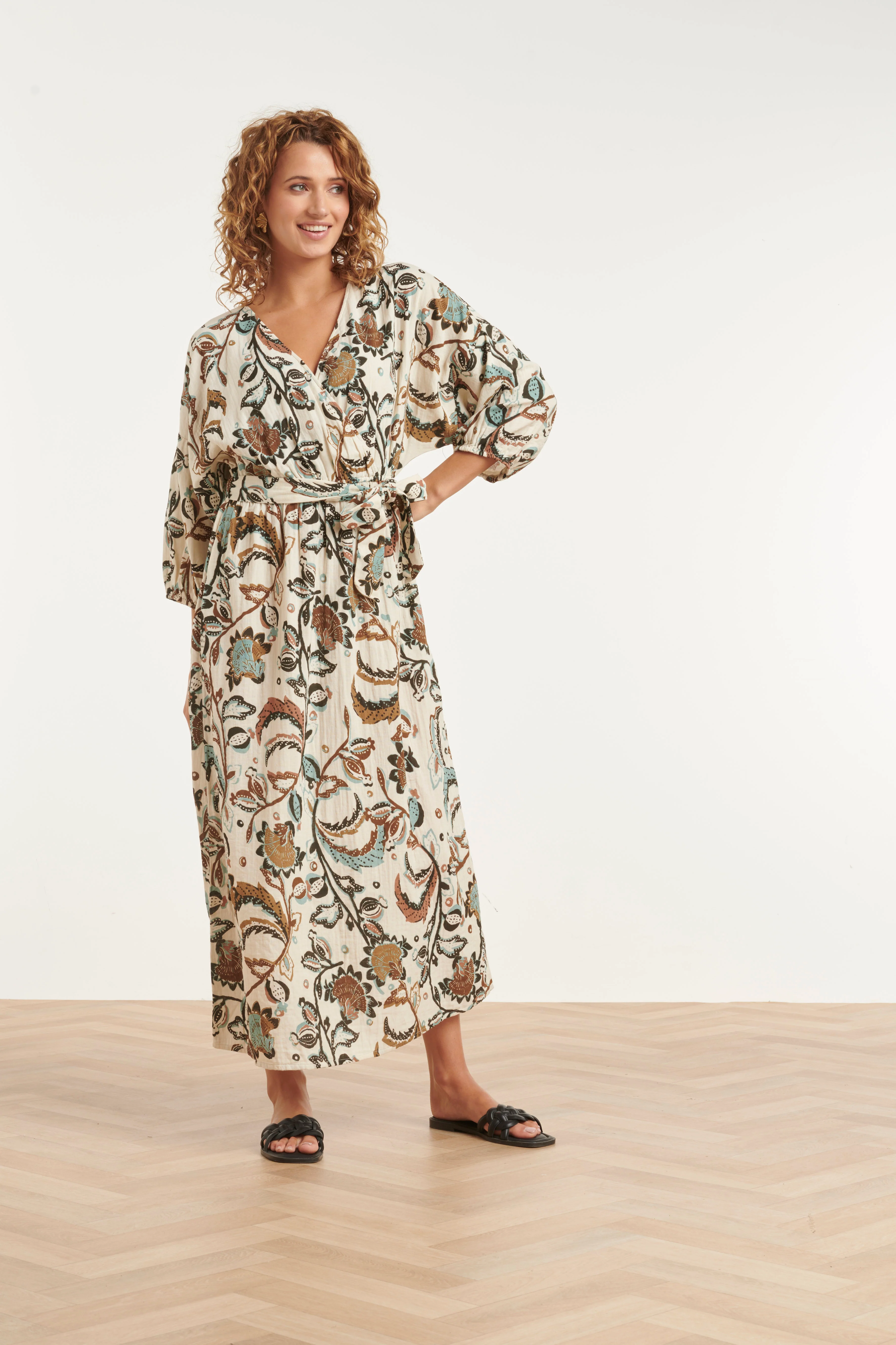 Maxi Jurk Met Bloemenprint In Beige, Blauw En Bruin | Muticolour - Image 4