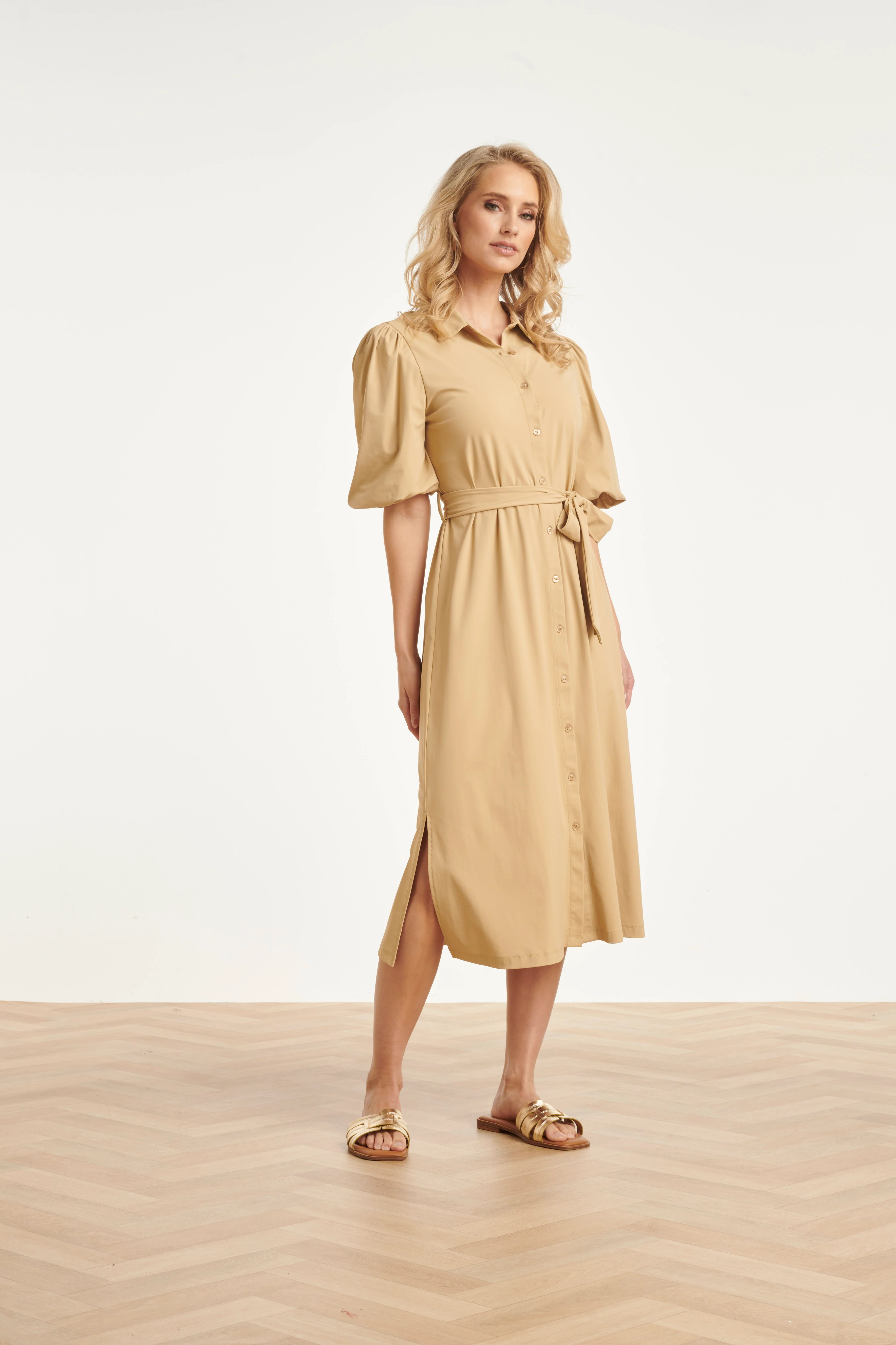 Midi Doorknoopjurk In Luxe Travelstof Met Stretch | Dark Sand - Image 4