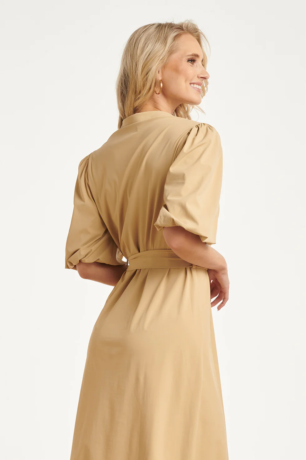 Midi Doorknoopjurk In Luxe Travelstof Met Stretch | Dark Sand - Image 5