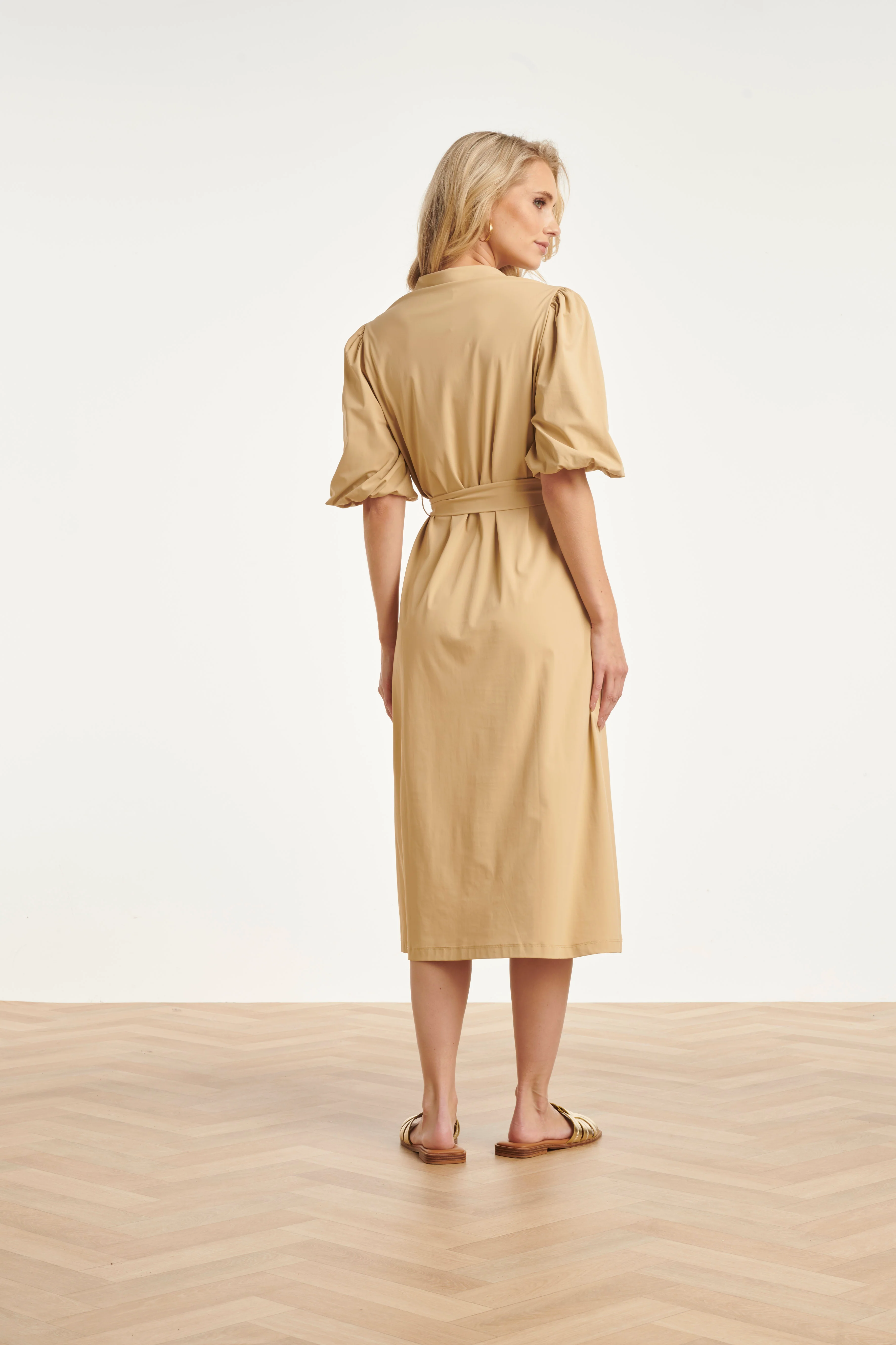 Midi Doorknoopjurk In Luxe Travelstof Met Stretch | Dark Sand - Image 6