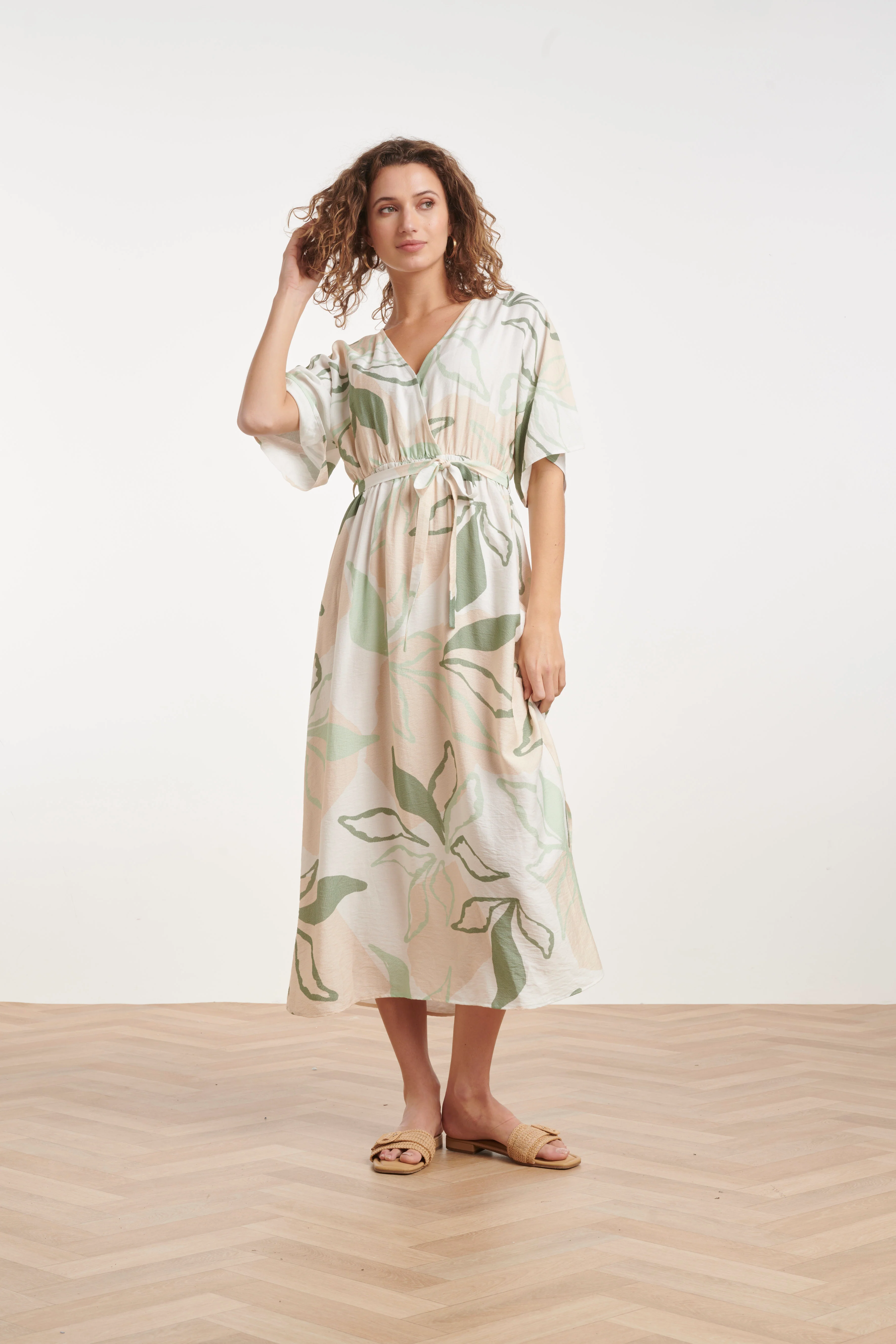 Midi Jurk Met Groene En Beige Bladprint En Ceintuur | Soft Green - Muticolour - Image 4