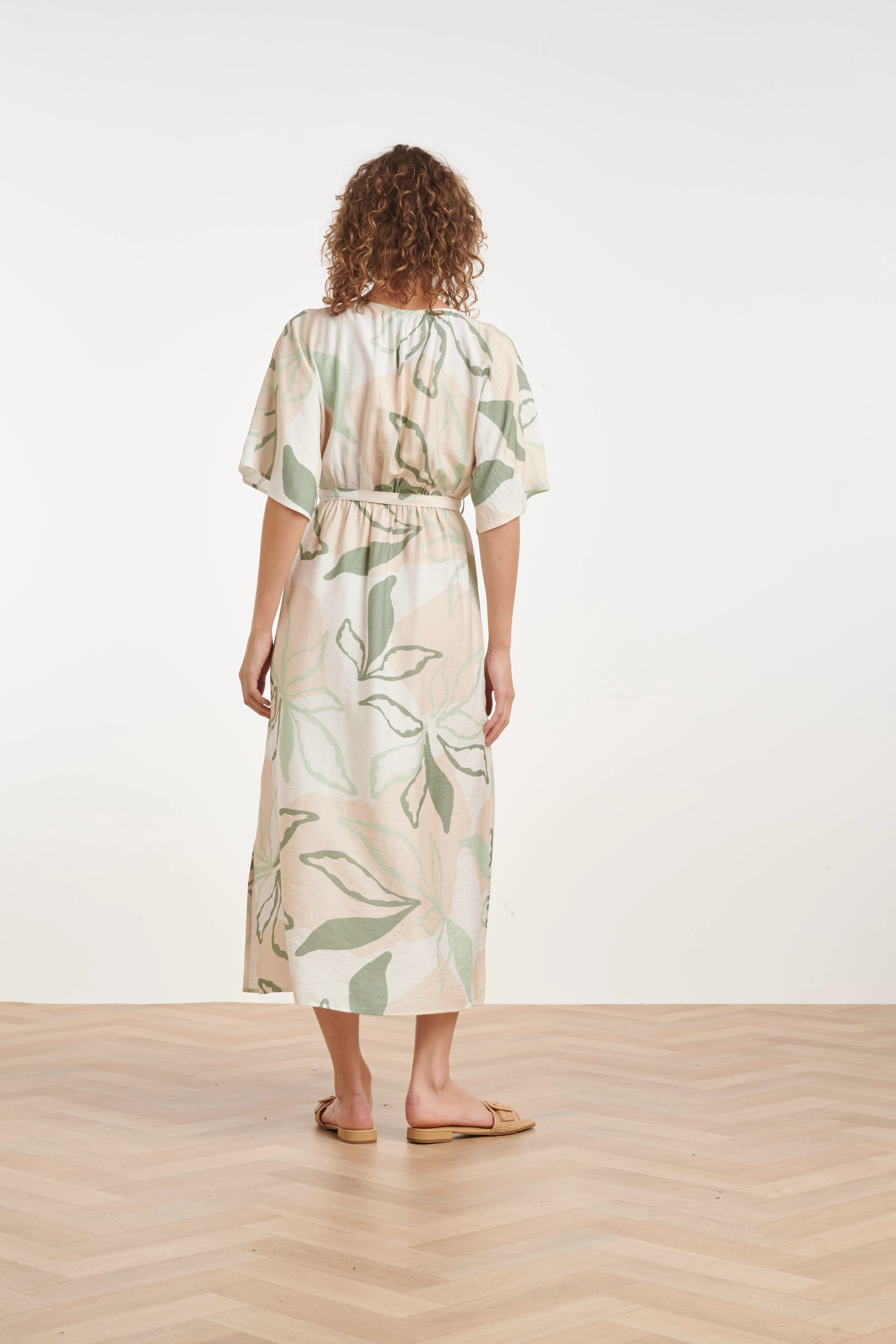 Midi Jurk Met Groene En Beige Bladprint En Ceintuur | Soft Green - Muticolour - Image 7