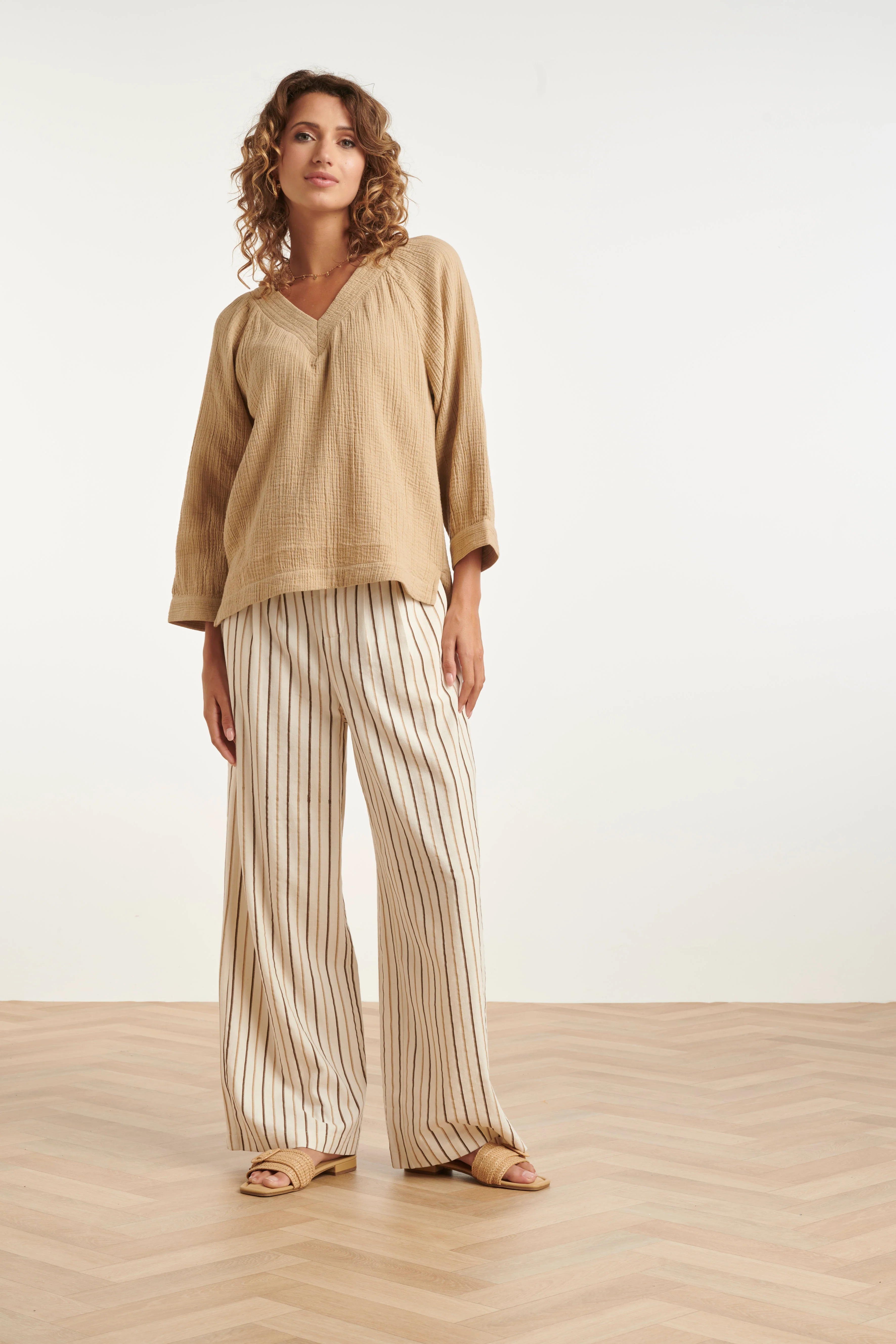 Mousseline Top Met V-Hals | Dark Sand - Image 2