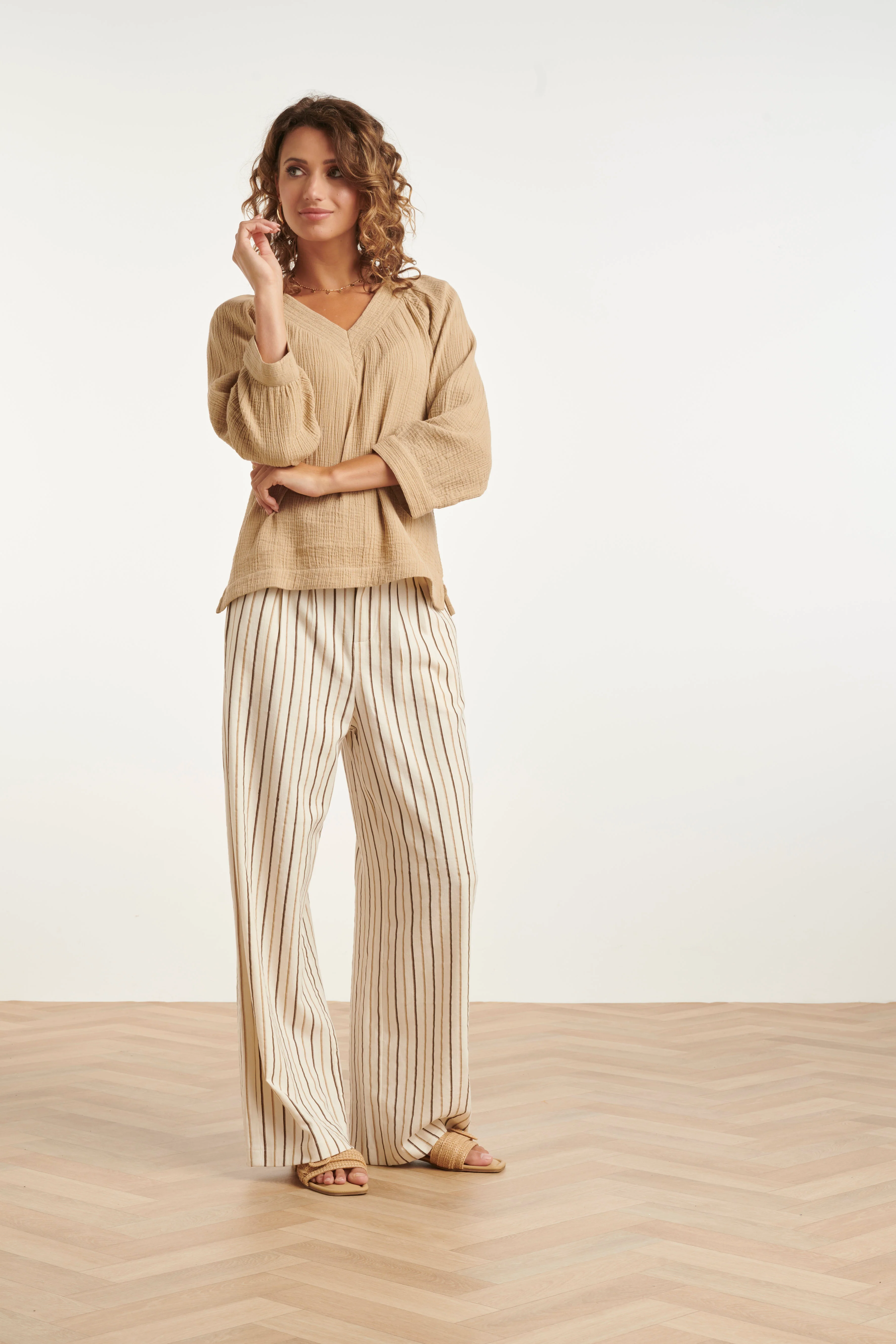 Mousseline Top Met V-Hals | Dark Sand - Image 3