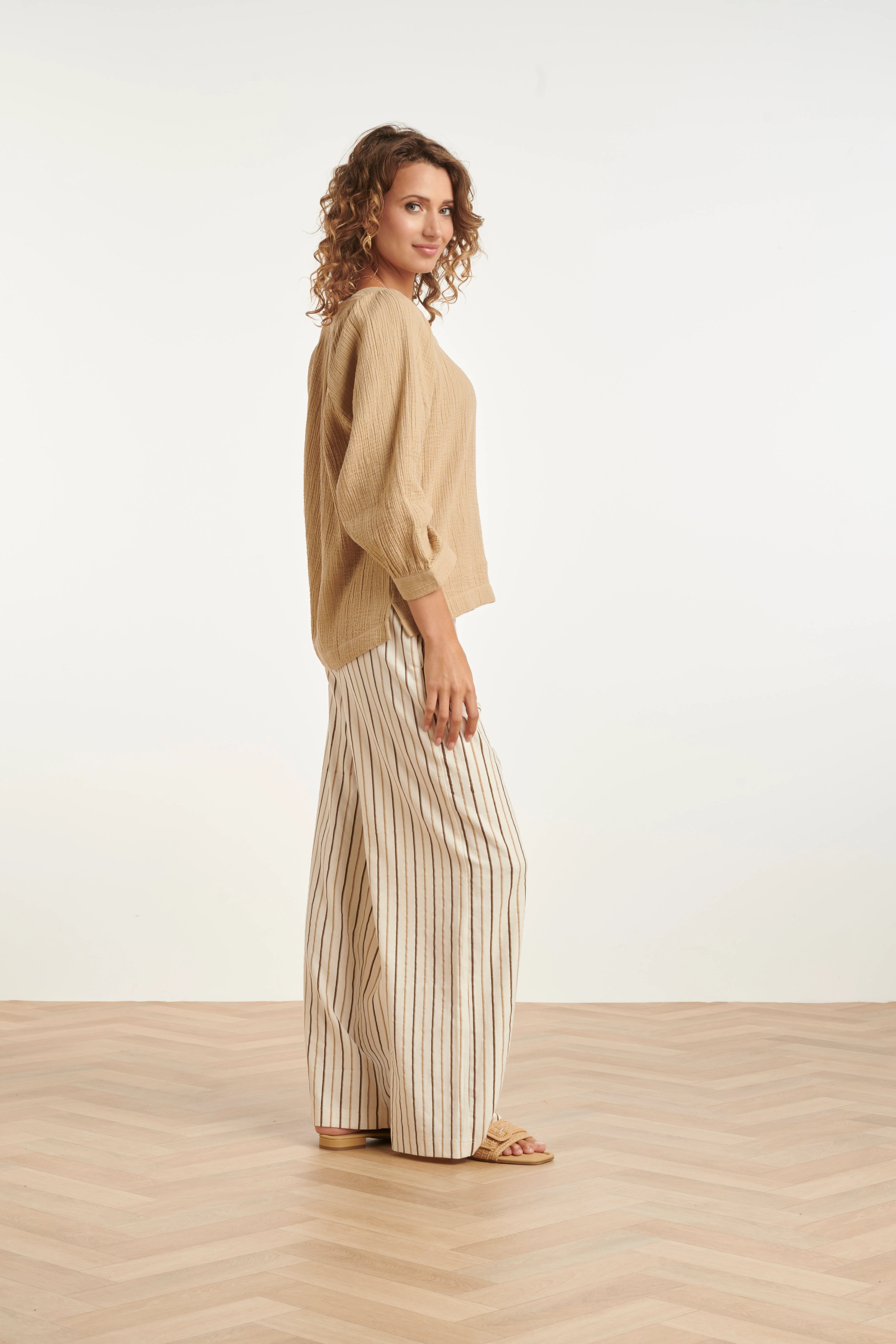 Mousseline Top Met V-Hals | Dark Sand - Image 4