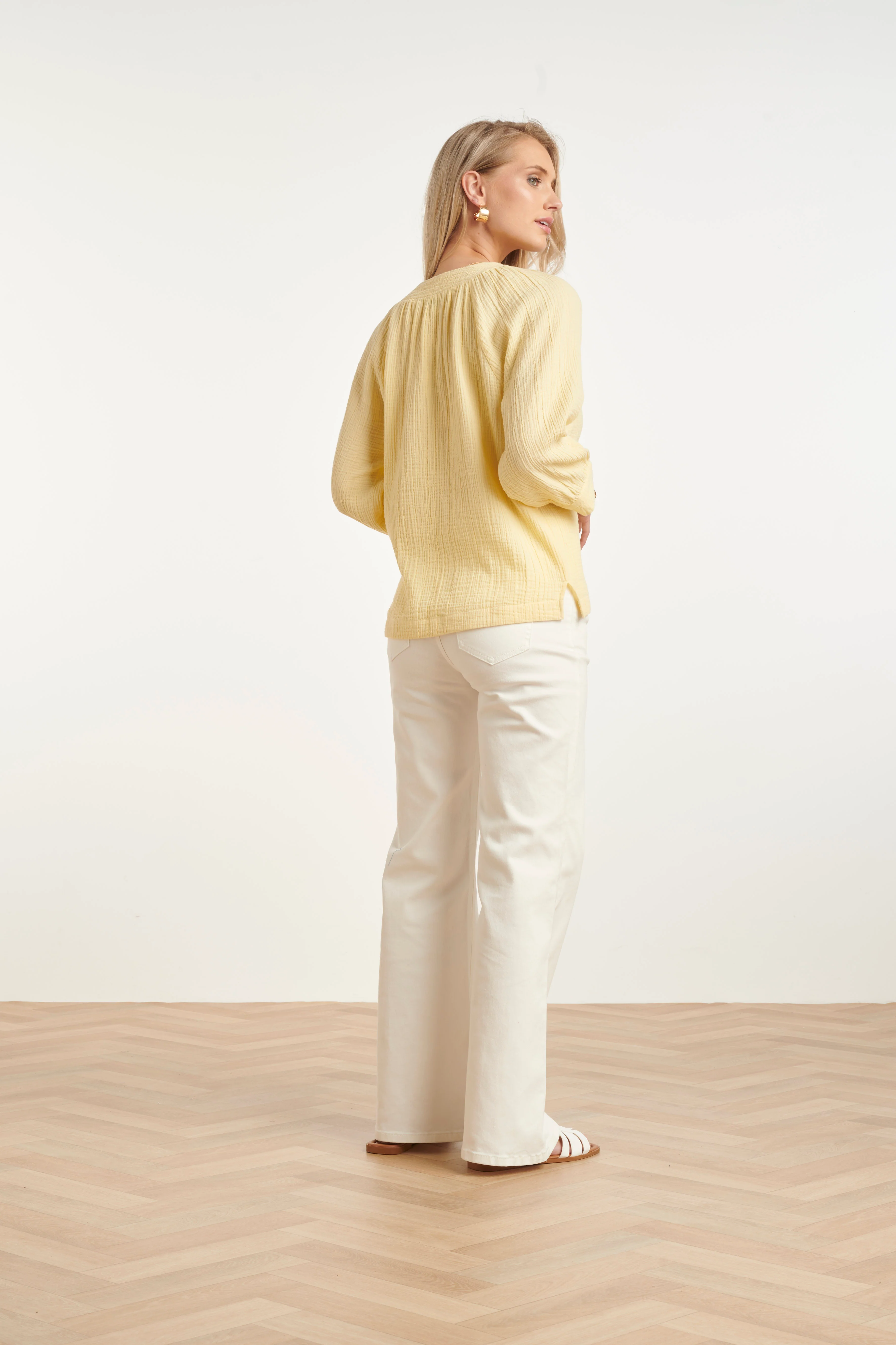Mousseline Top Met V-Hals | Light Yellow - Image 10
