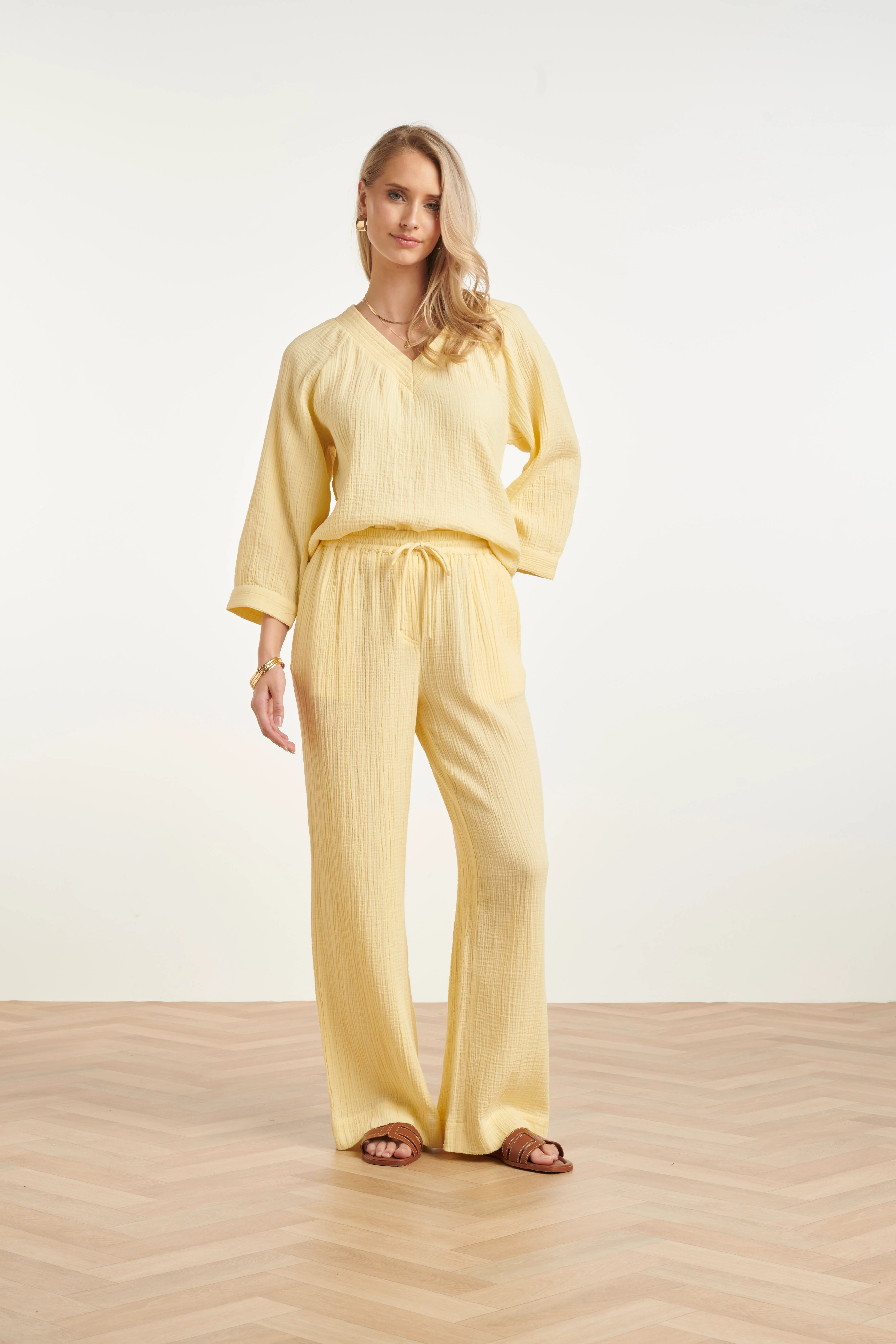 Mousseline Top Met V-Hals | Light Yellow - Image 16