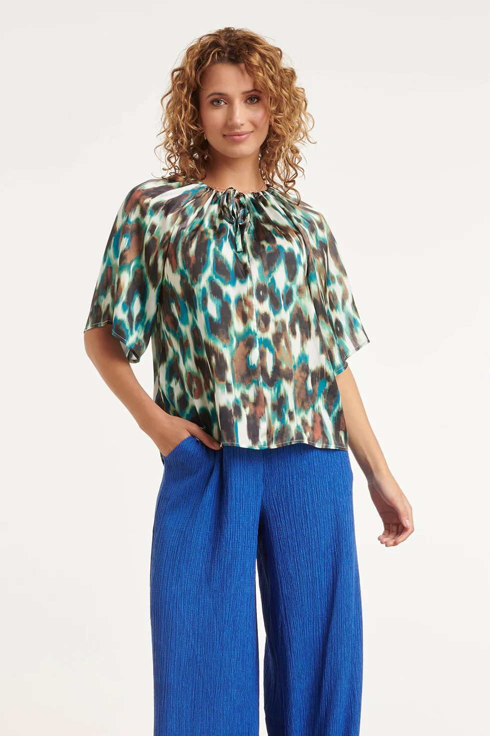 Off-Shoulder Top Met Abstracte Dierenprint In Groen En Bruin | Muticolour