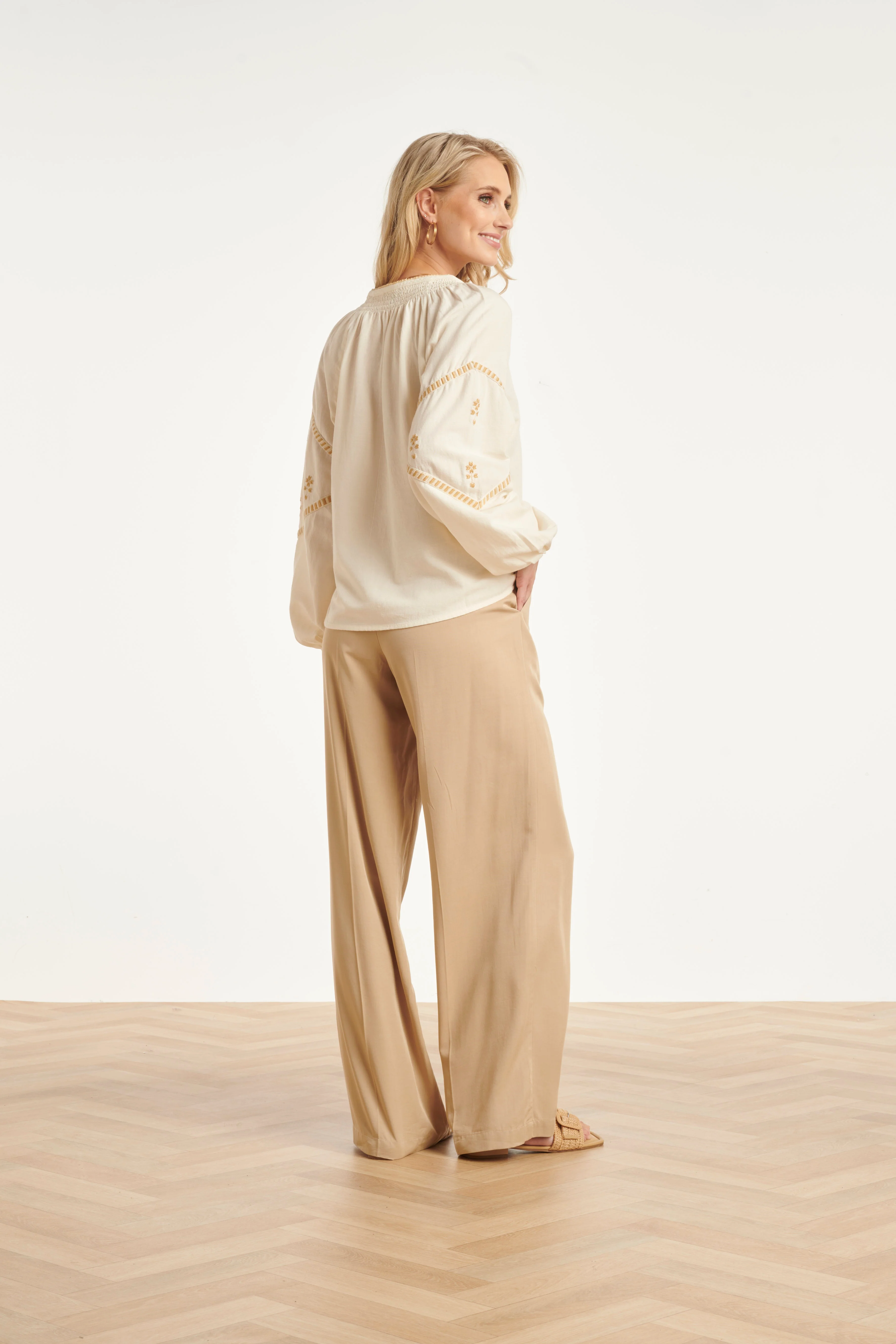Off White Blouse Met Gouden Borduursels En Koorddetail | Off White - Sand - Image 10