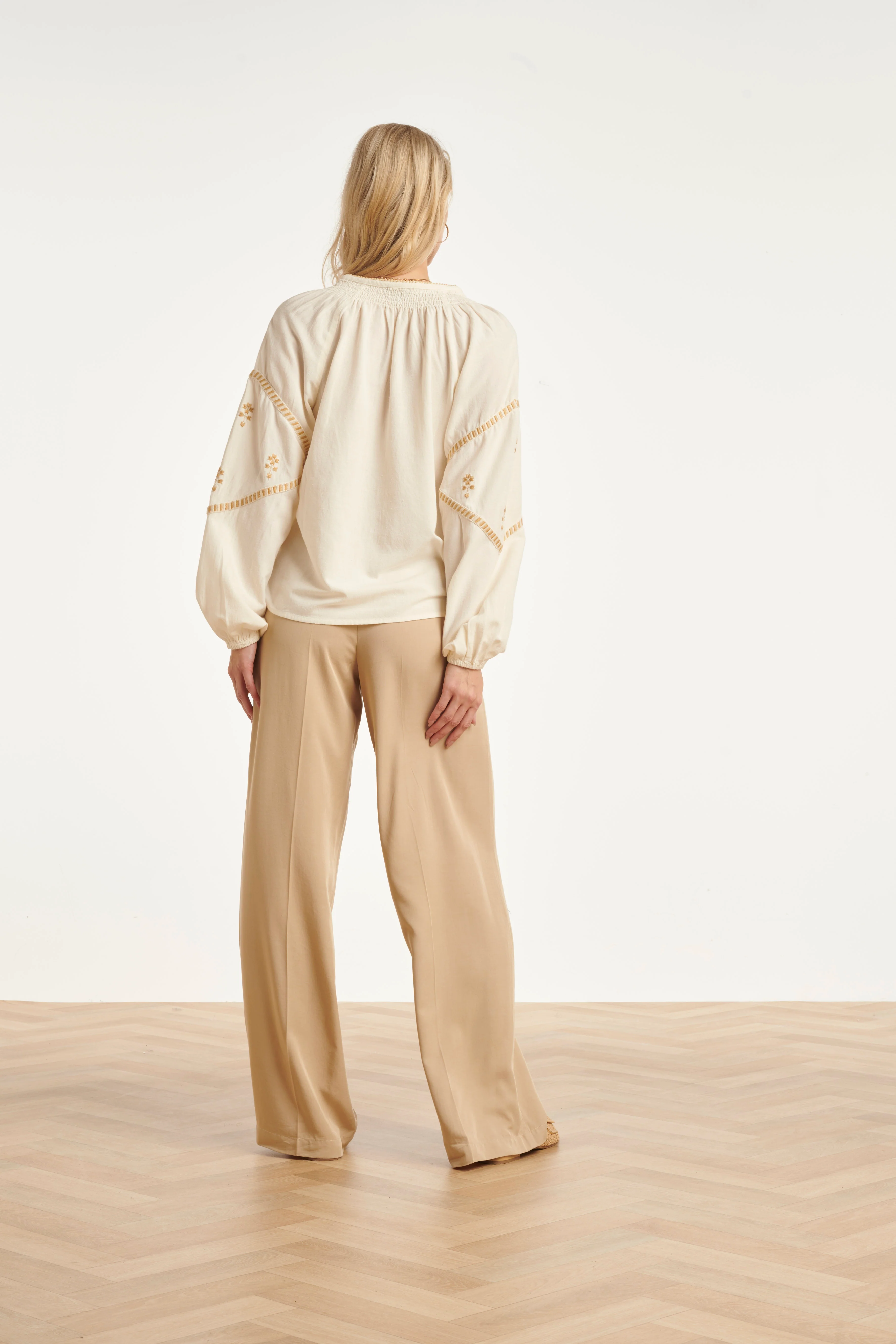 Off White Blouse Met Gouden Borduursels En Koorddetail | Off White - Sand - Image 11