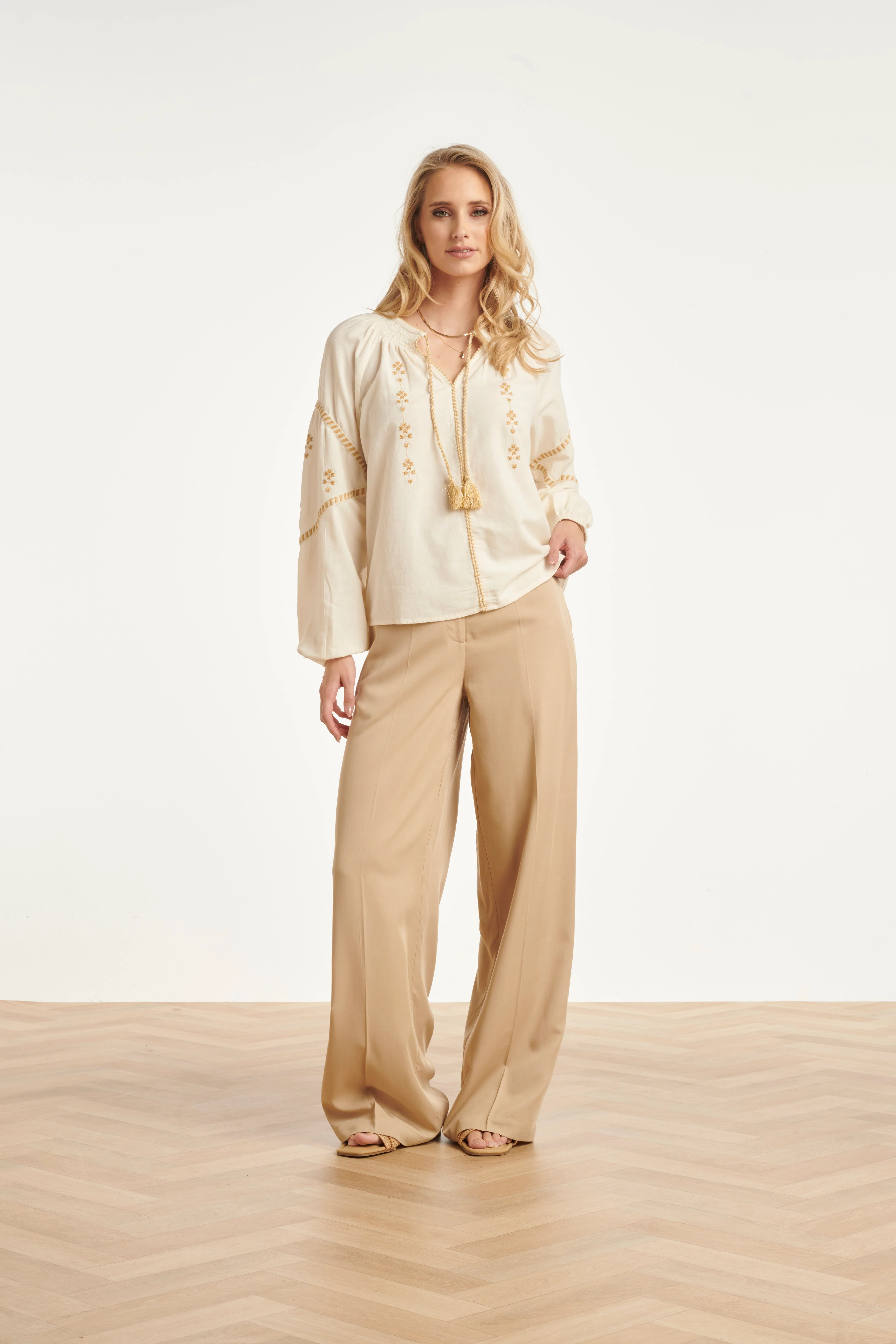 Off White Blouse Met Gouden Borduursels En Koorddetail | Off White - Sand - Image 5