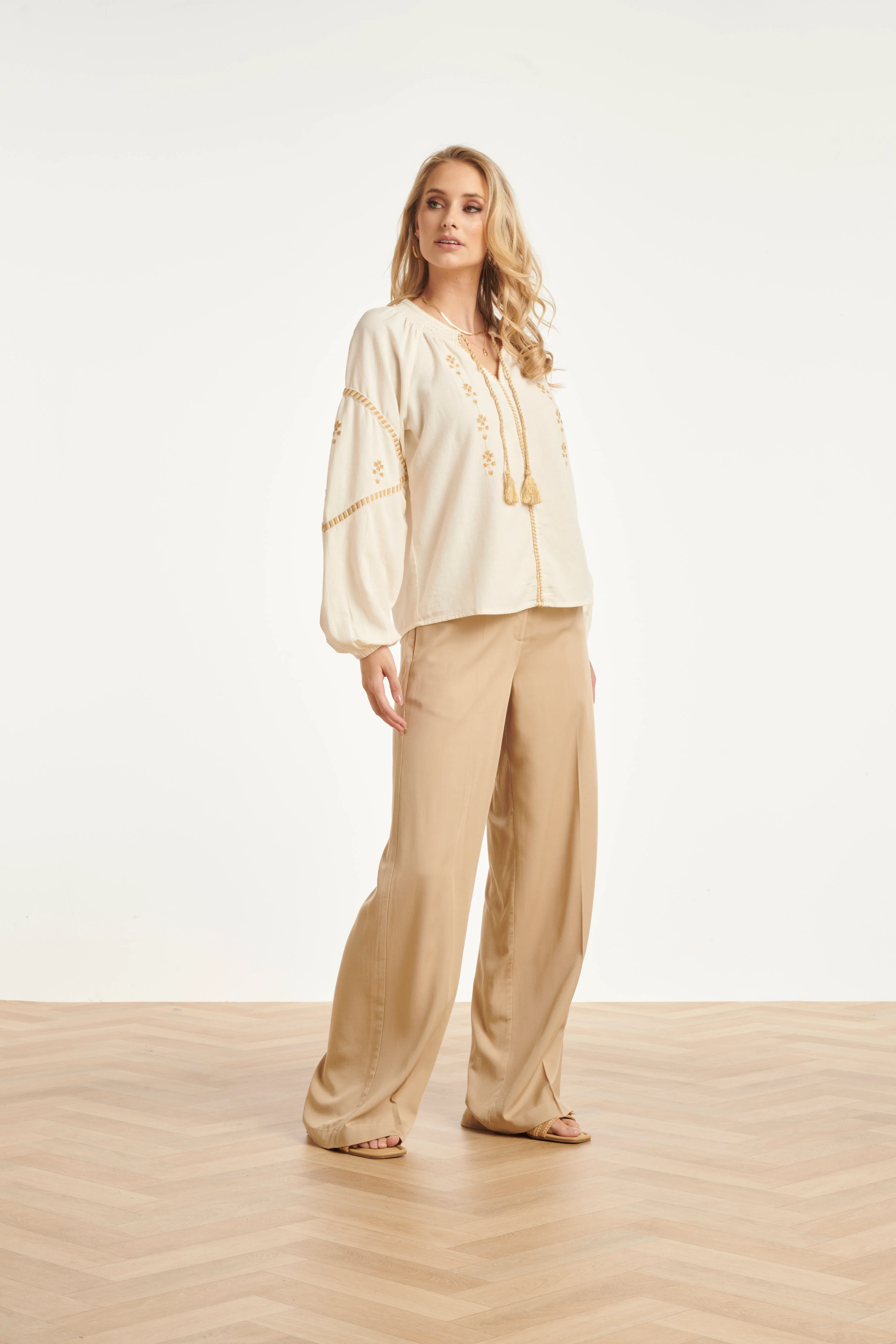 Off White Blouse Met Gouden Borduursels En Koorddetail | Off White - Sand - Image 7
