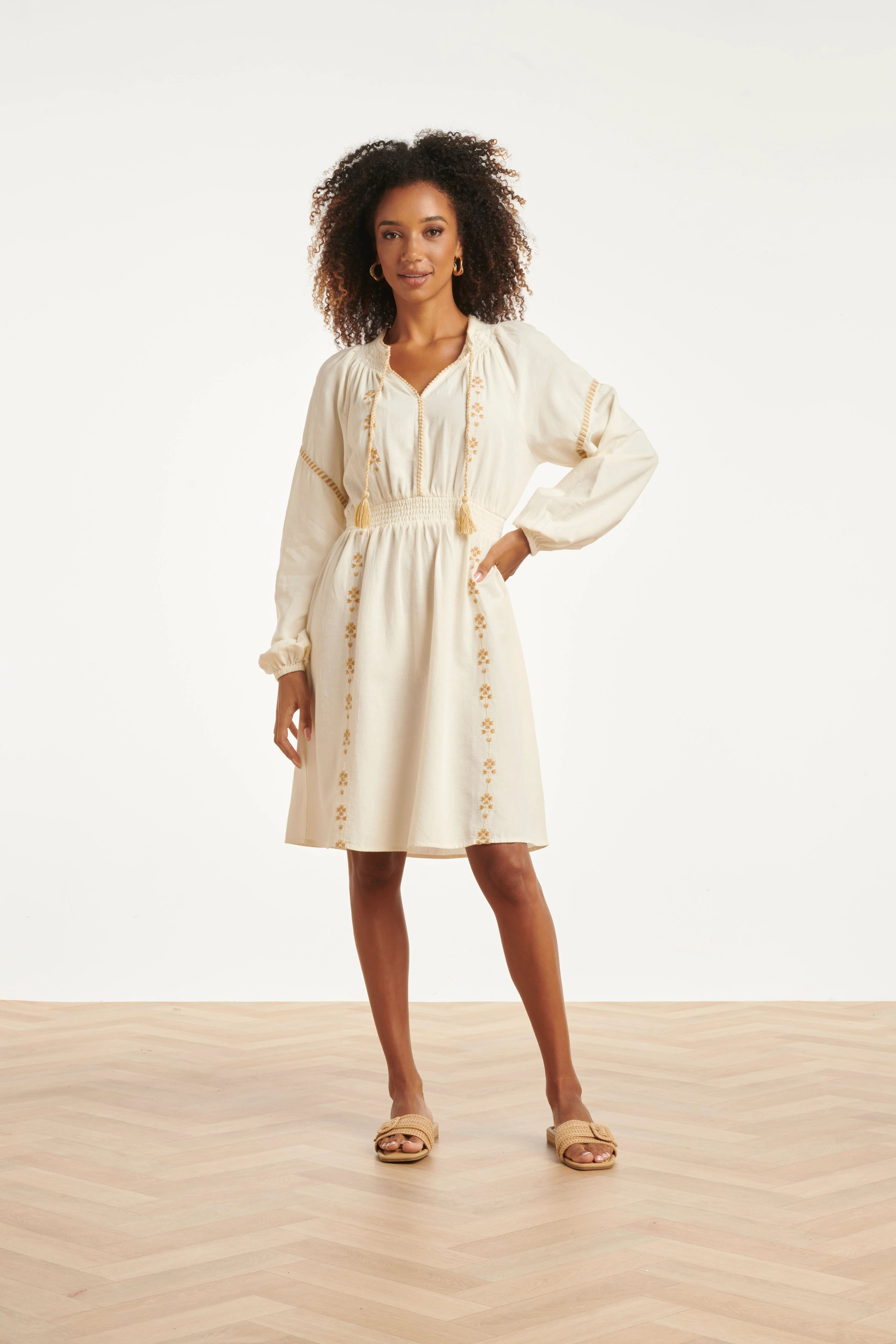 Off White Jurk Met Gouden Borduursels En Taille Elastiek | Off White - Sand