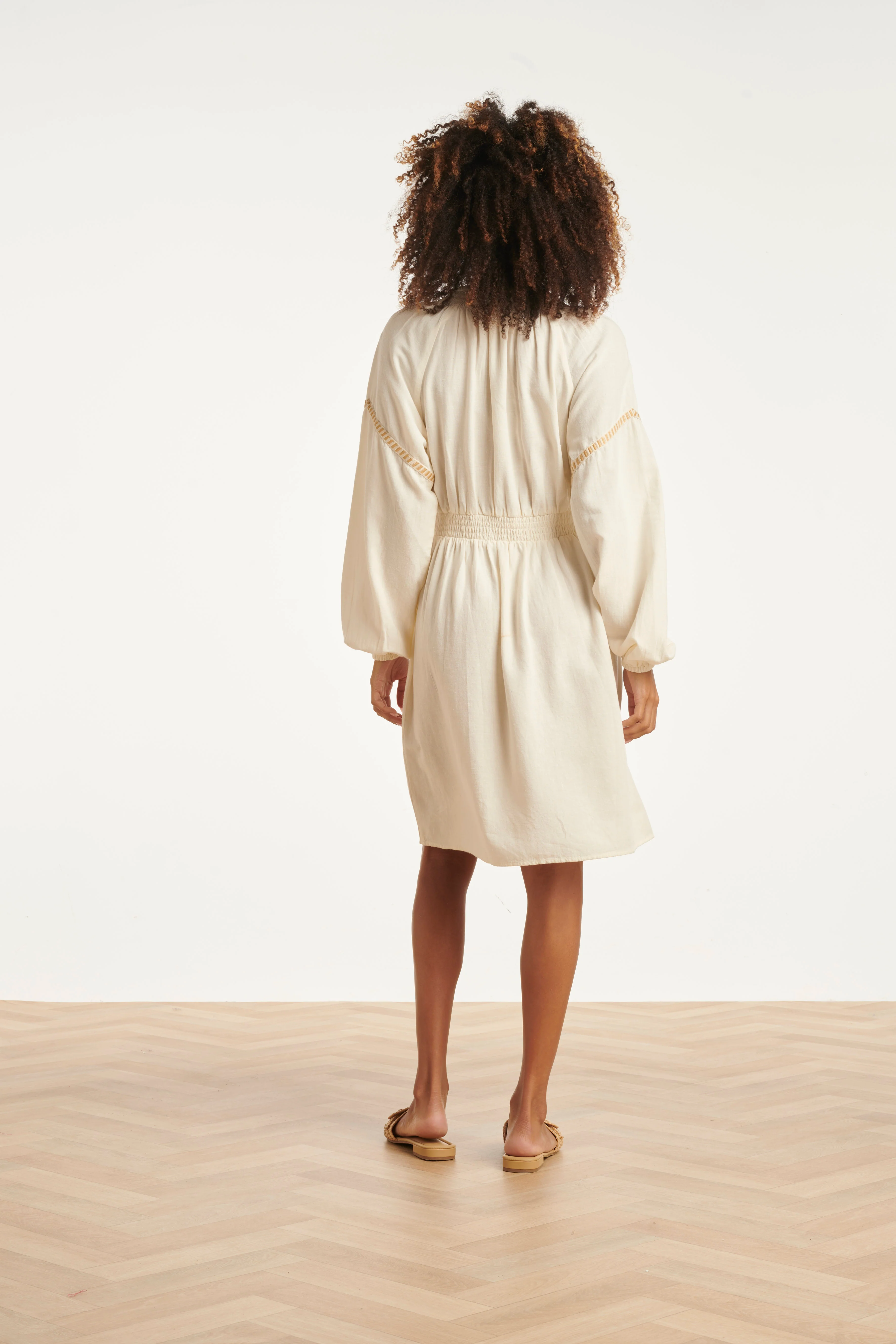 Off White Jurk Met Gouden Borduursels En Taille Elastiek | Off White - Sand - Image 11
