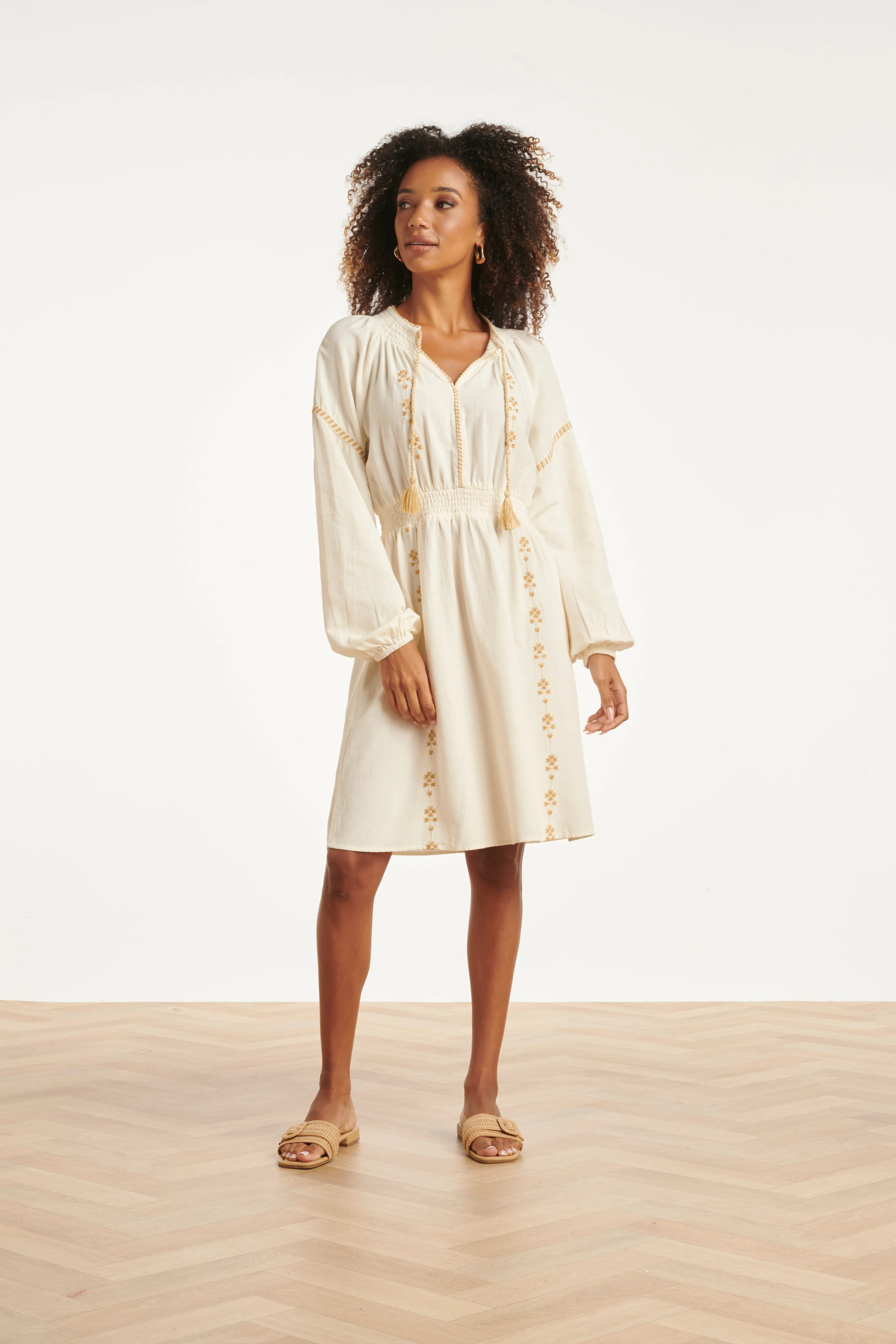 Off White Jurk Met Gouden Borduursels En Taille Elastiek | Off White - Sand - Image 5
