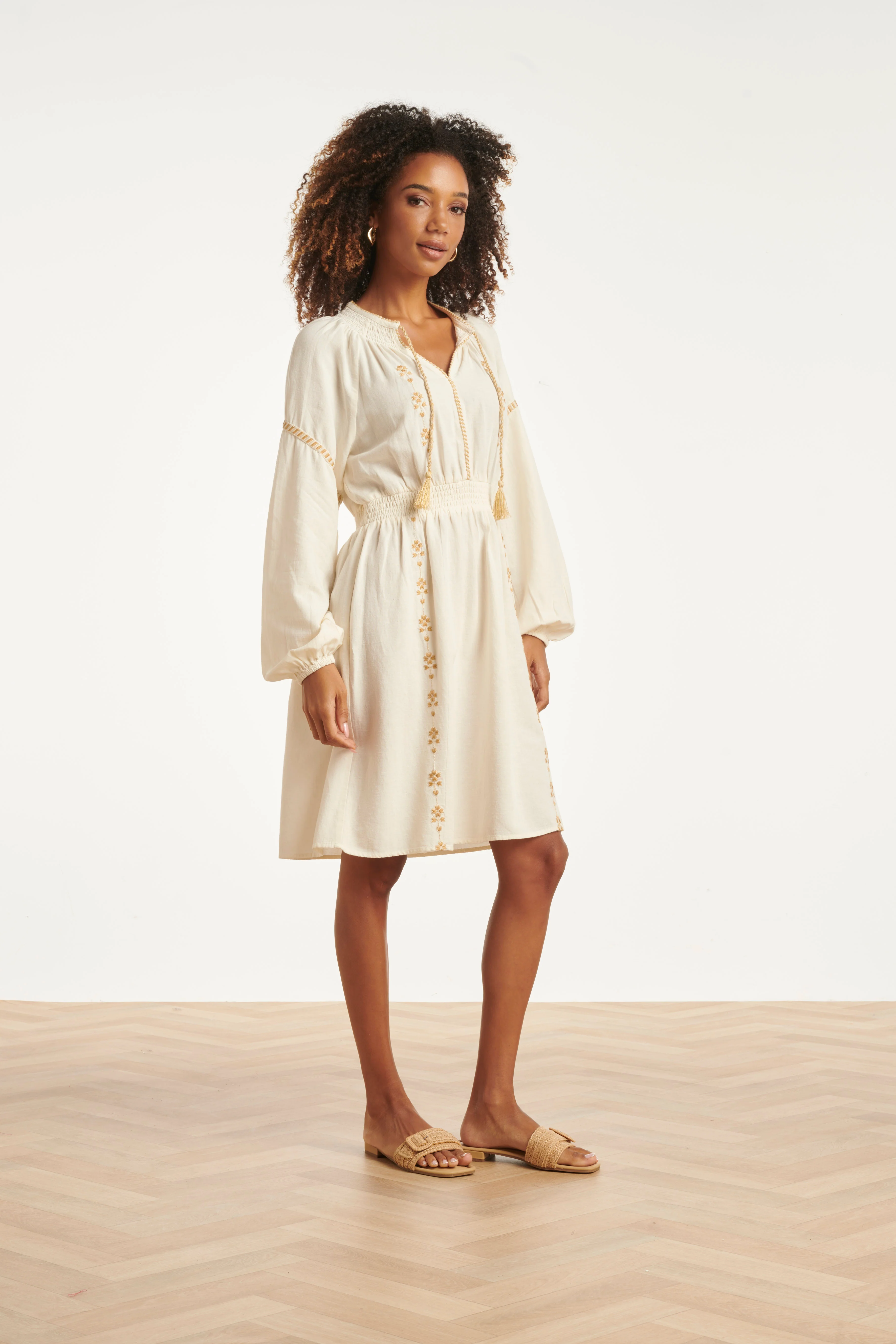 Off White Jurk Met Gouden Borduursels En Taille Elastiek | Off White - Sand - Image 7
