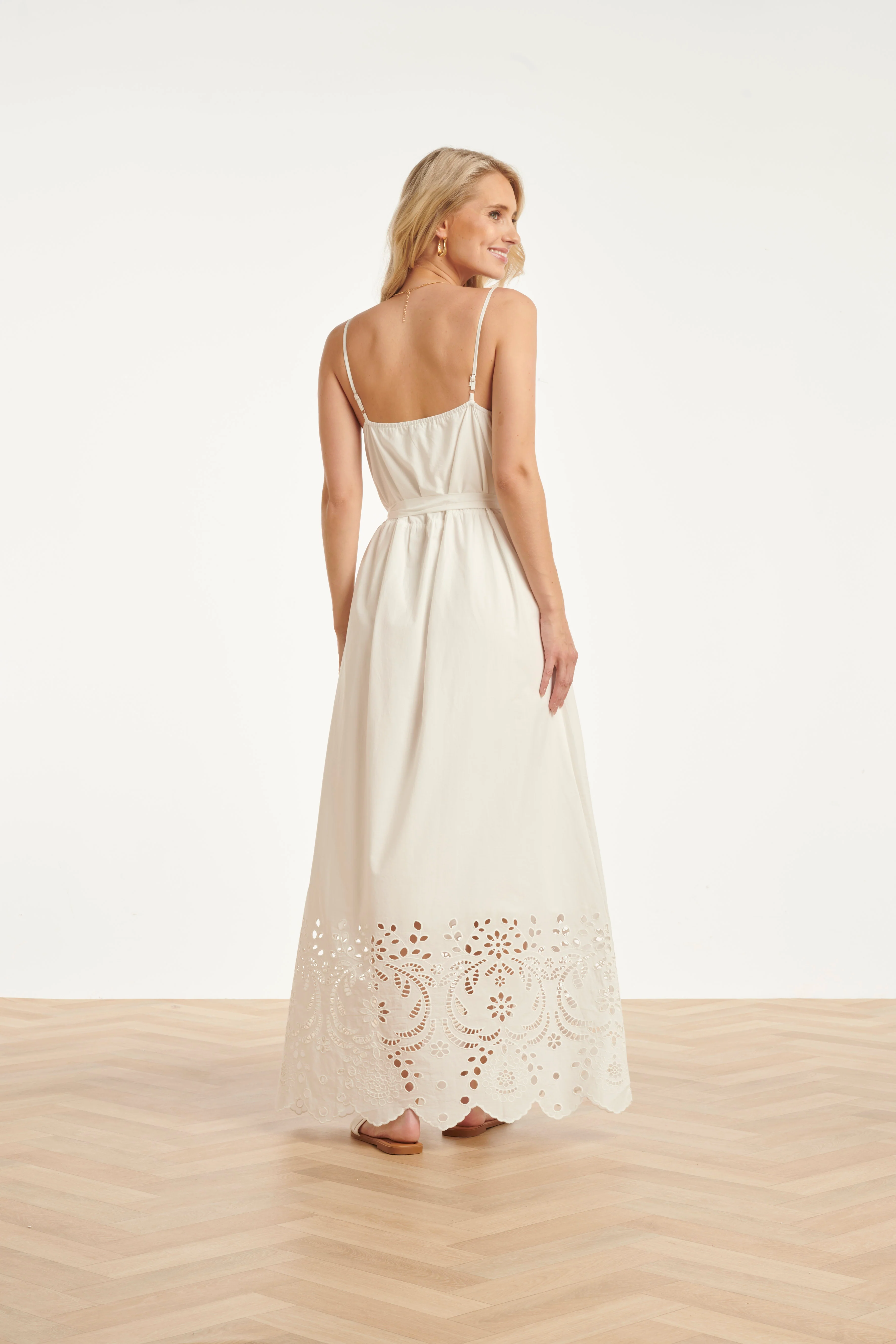 Off White Maxi Jurk Met Broderie En Ceintuur | White - Image 11