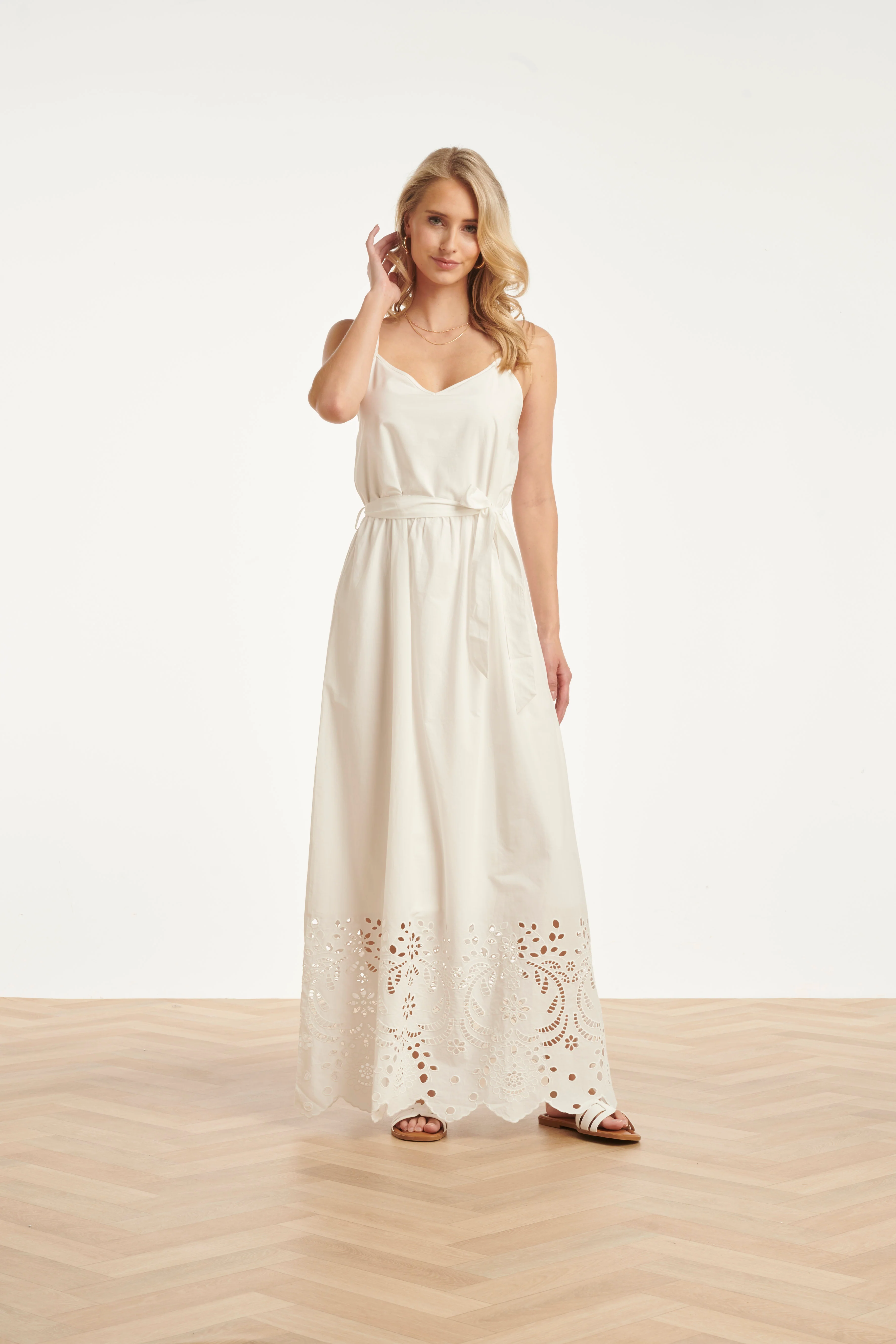 Off White Maxi Jurk Met Broderie En Ceintuur | White - Image 2
