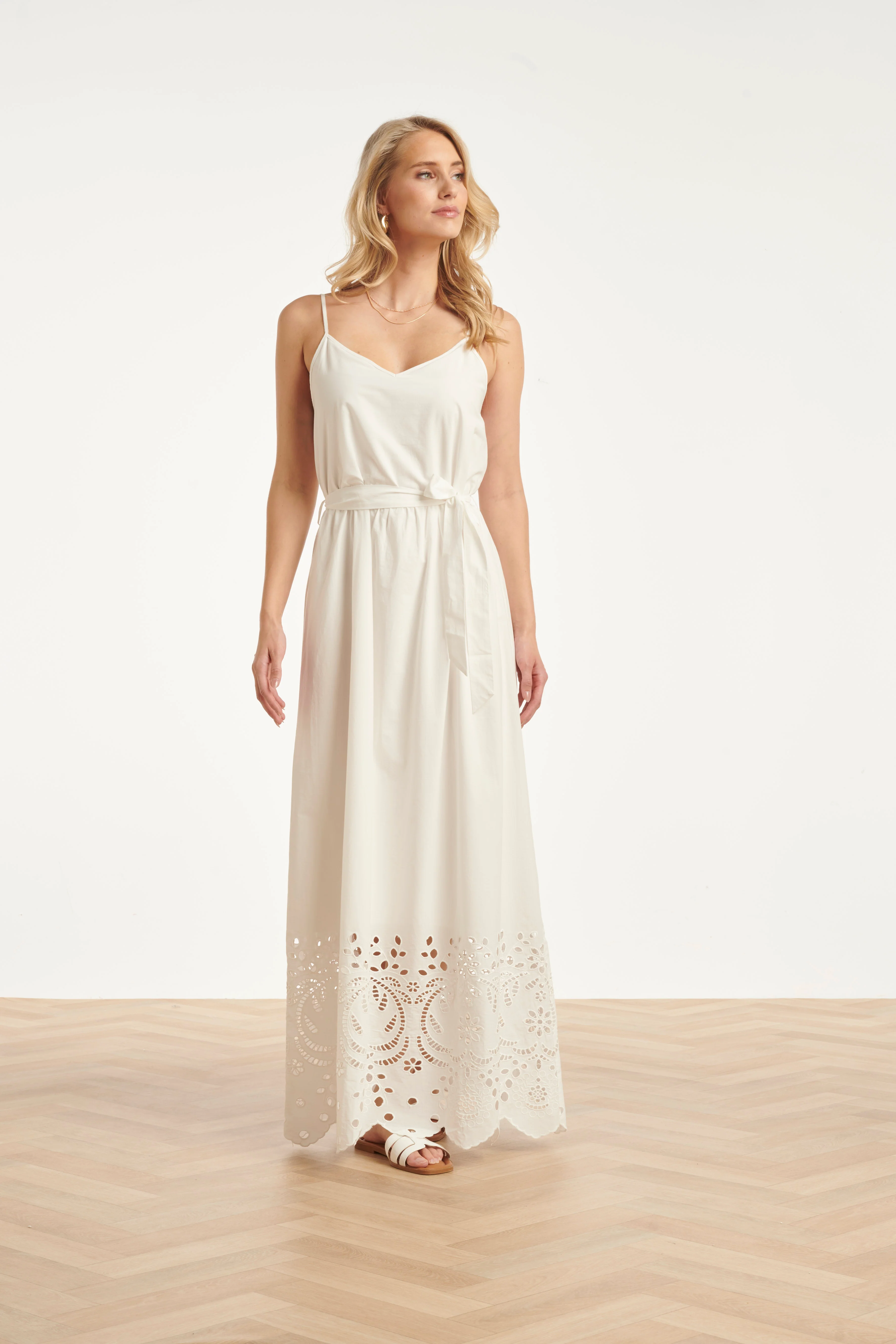 Off White Maxi Jurk Met Broderie En Ceintuur | White - Image 5