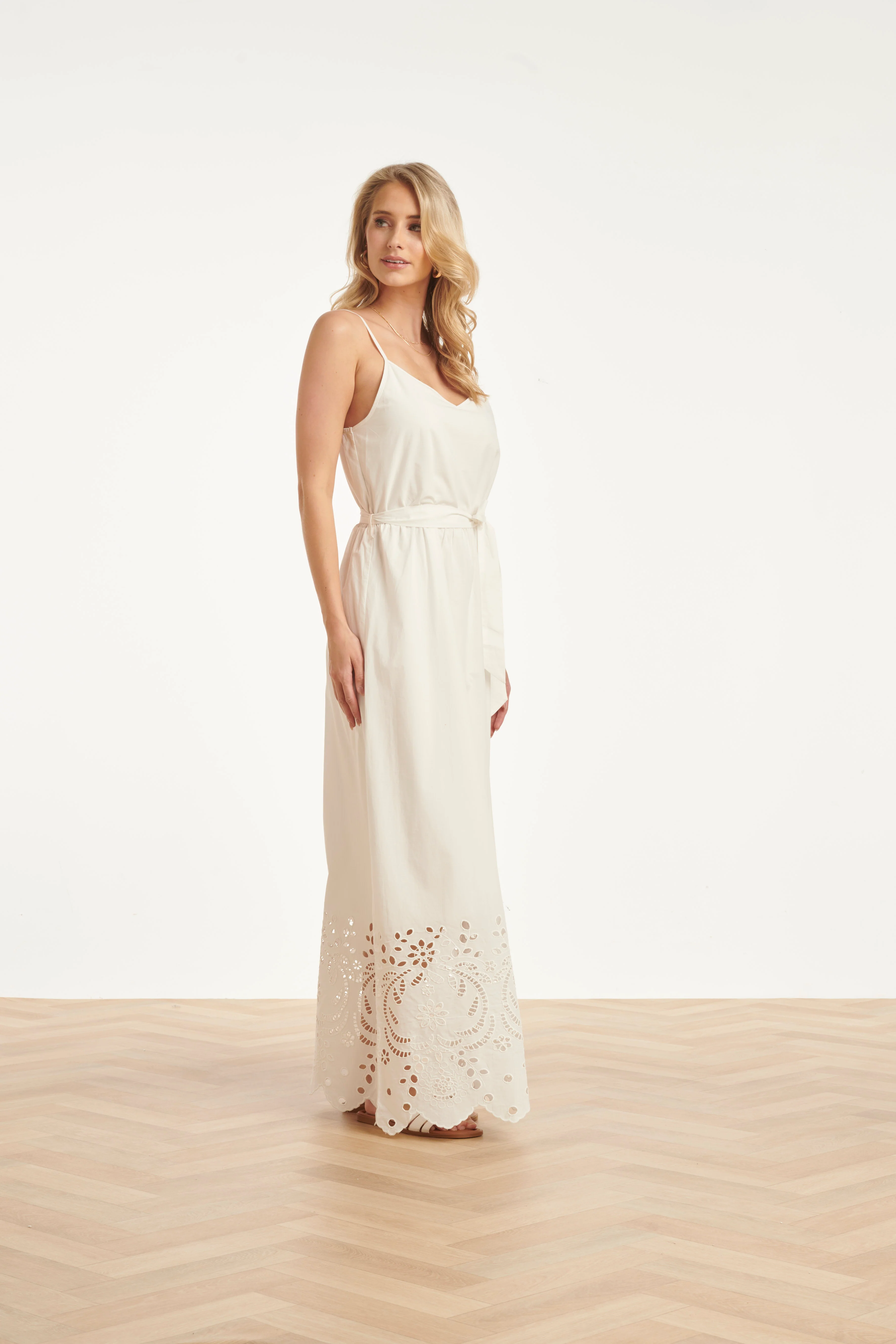 Off White Maxi Jurk Met Broderie En Ceintuur | White - Image 7