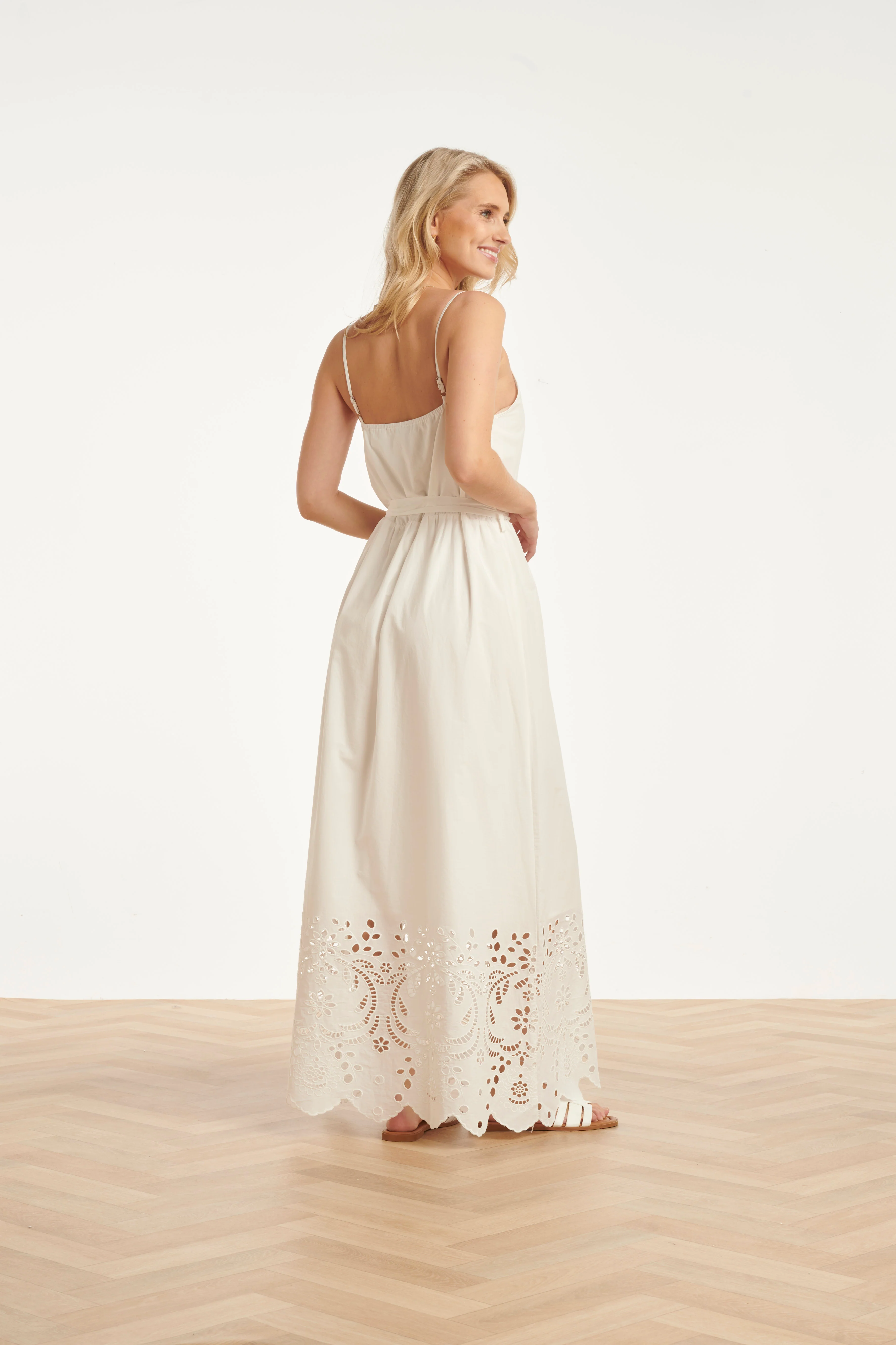 Off White Maxi Jurk Met Broderie En Ceintuur | White - Image 9
