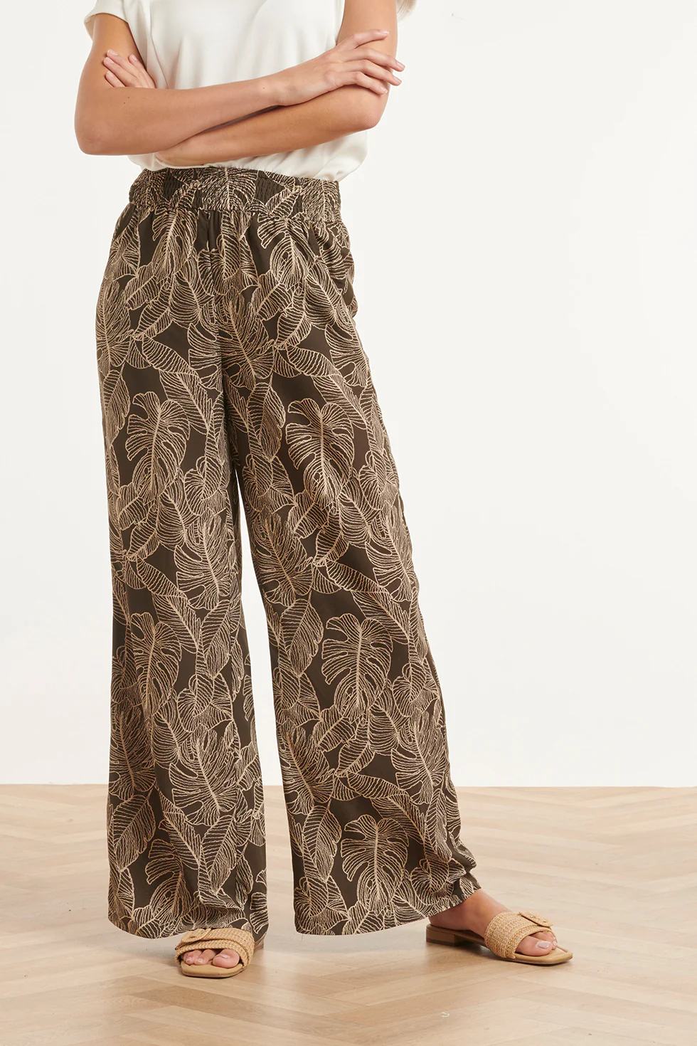 Olijfgroene Broek Met Bladerenprint En Wijde Pijpen | Army - Sand - Image 3