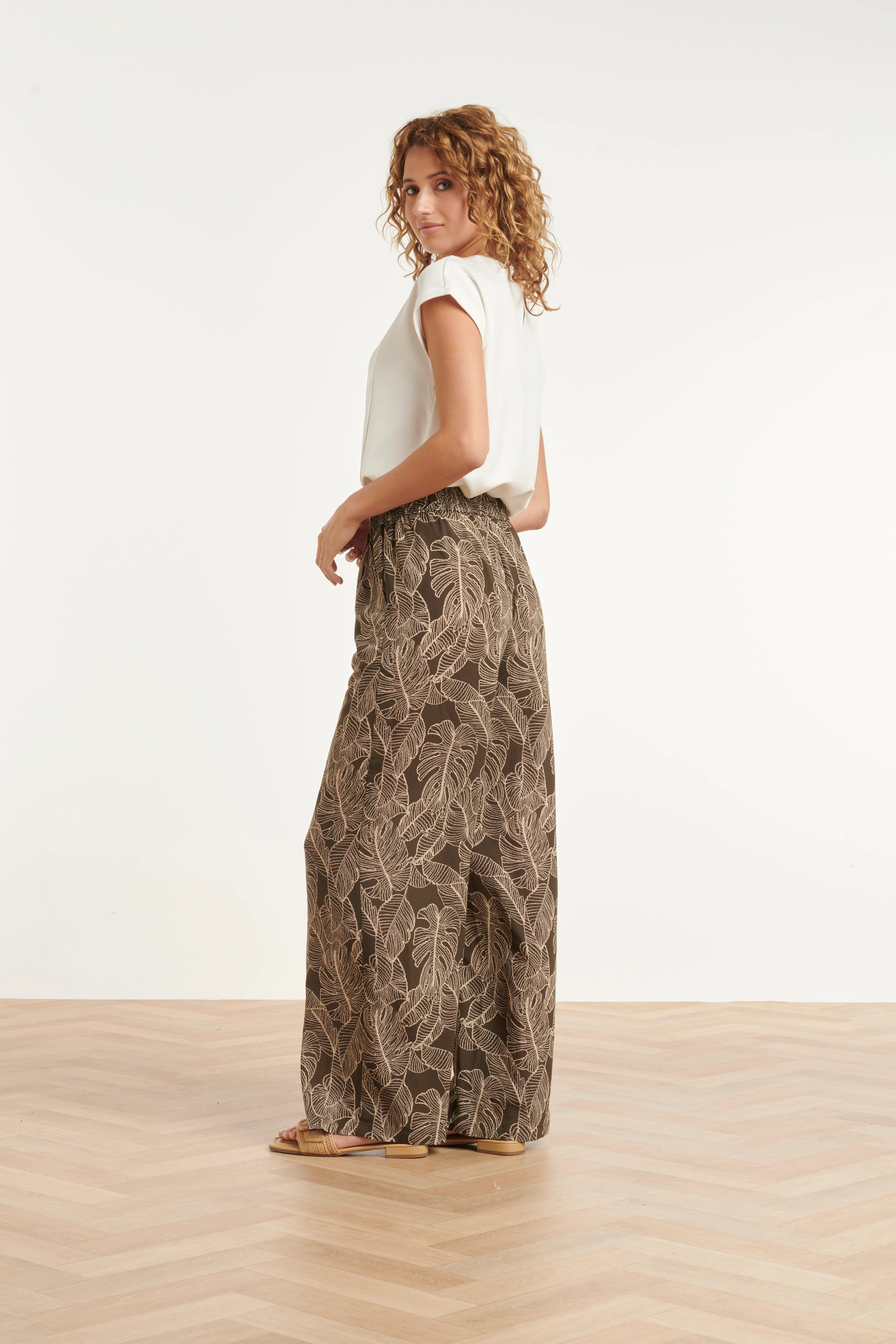 Olijfgroene Broek Met Bladerenprint En Wijde Pijpen | Army - Sand - Image 5
