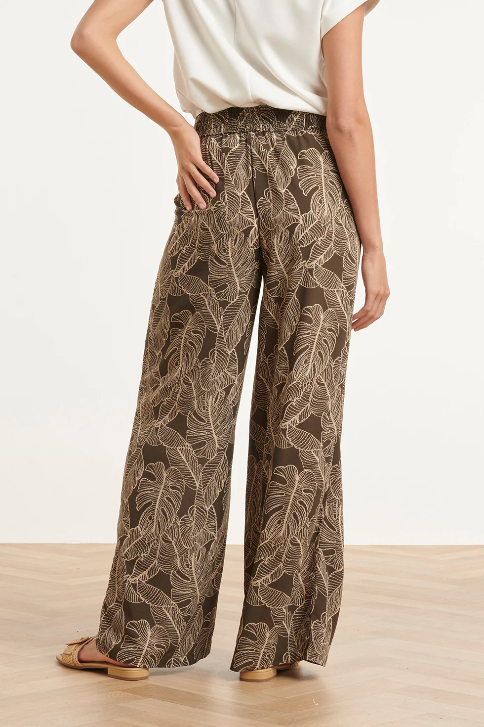 Olijfgroene Broek Met Bladerenprint En Wijde Pijpen | Army - Sand - Image 6