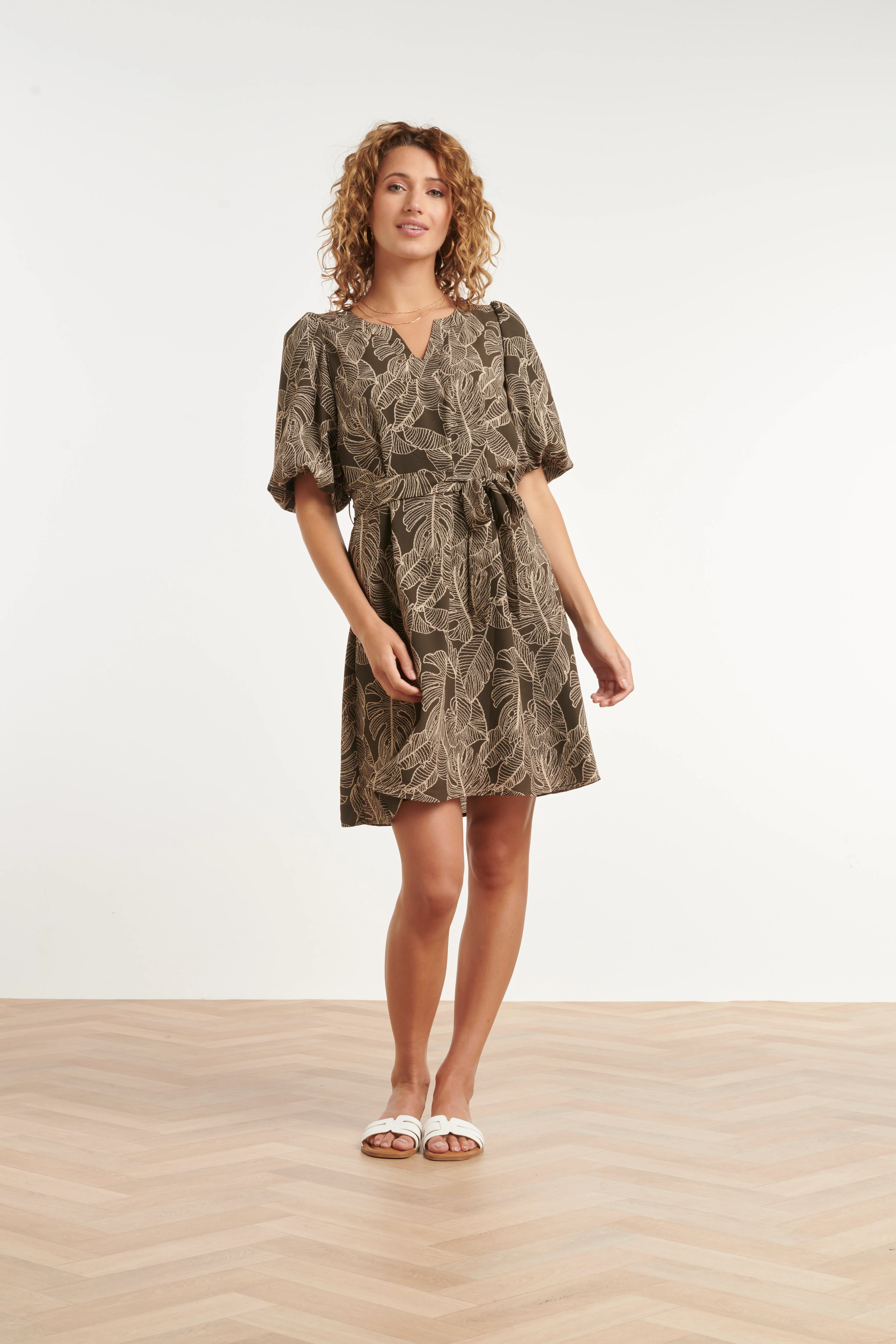 Olijfgroene Jurk Met Bladerenprint En Tailleband | Army - Sand - Image 3