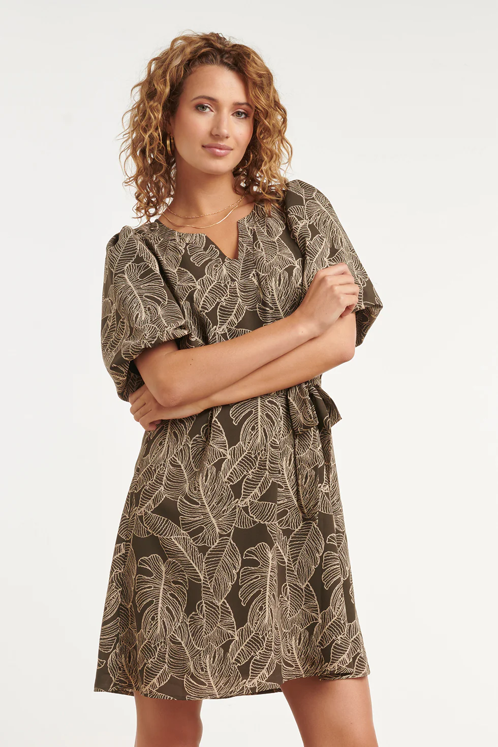 Olijfgroene Jurk Met Bladerenprint En Tailleband | Army - Sand - Image 4