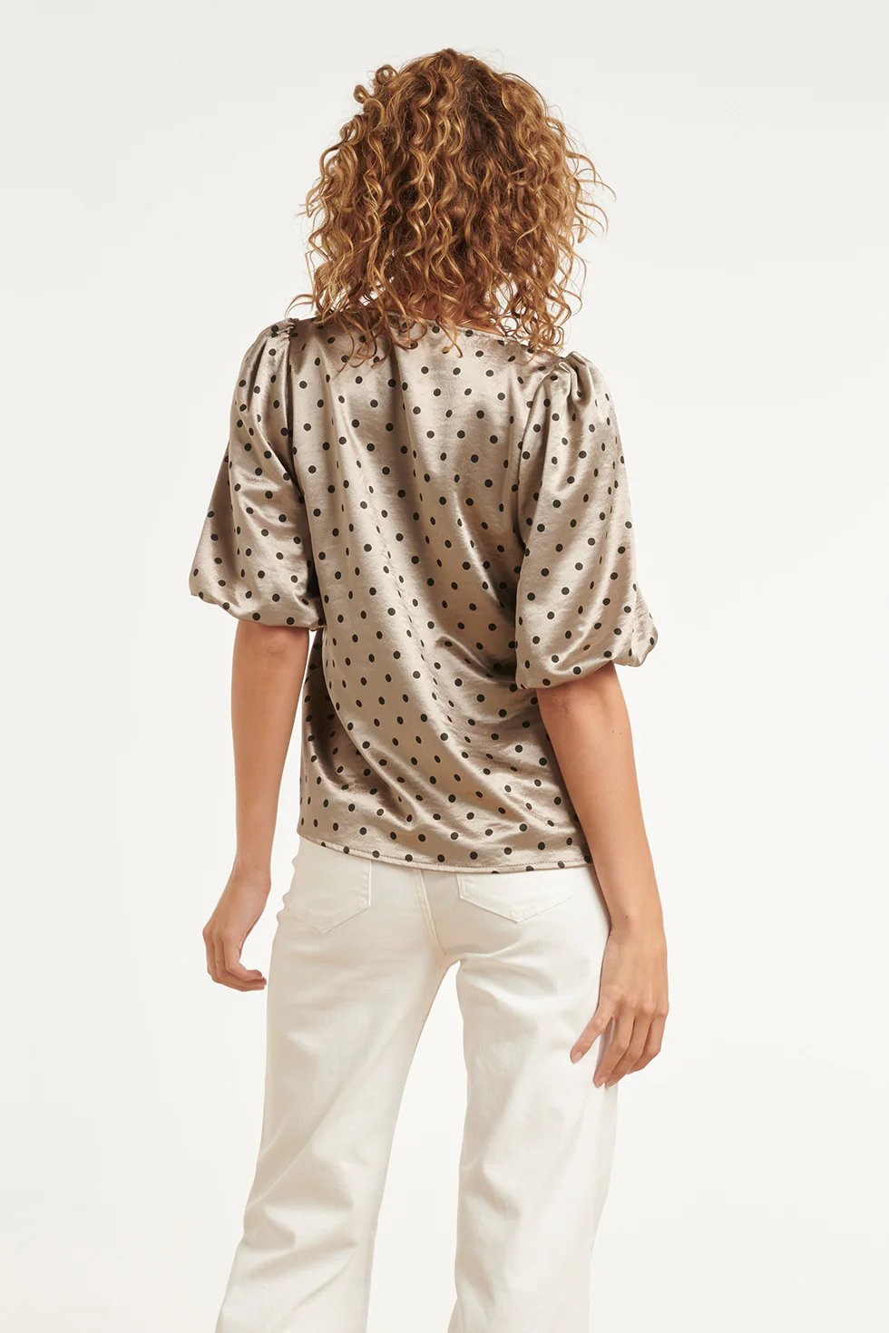 Satijnen Top In Champagne Met Zwarte Stippen En Pofmouwen | Silver - Black - Image 6