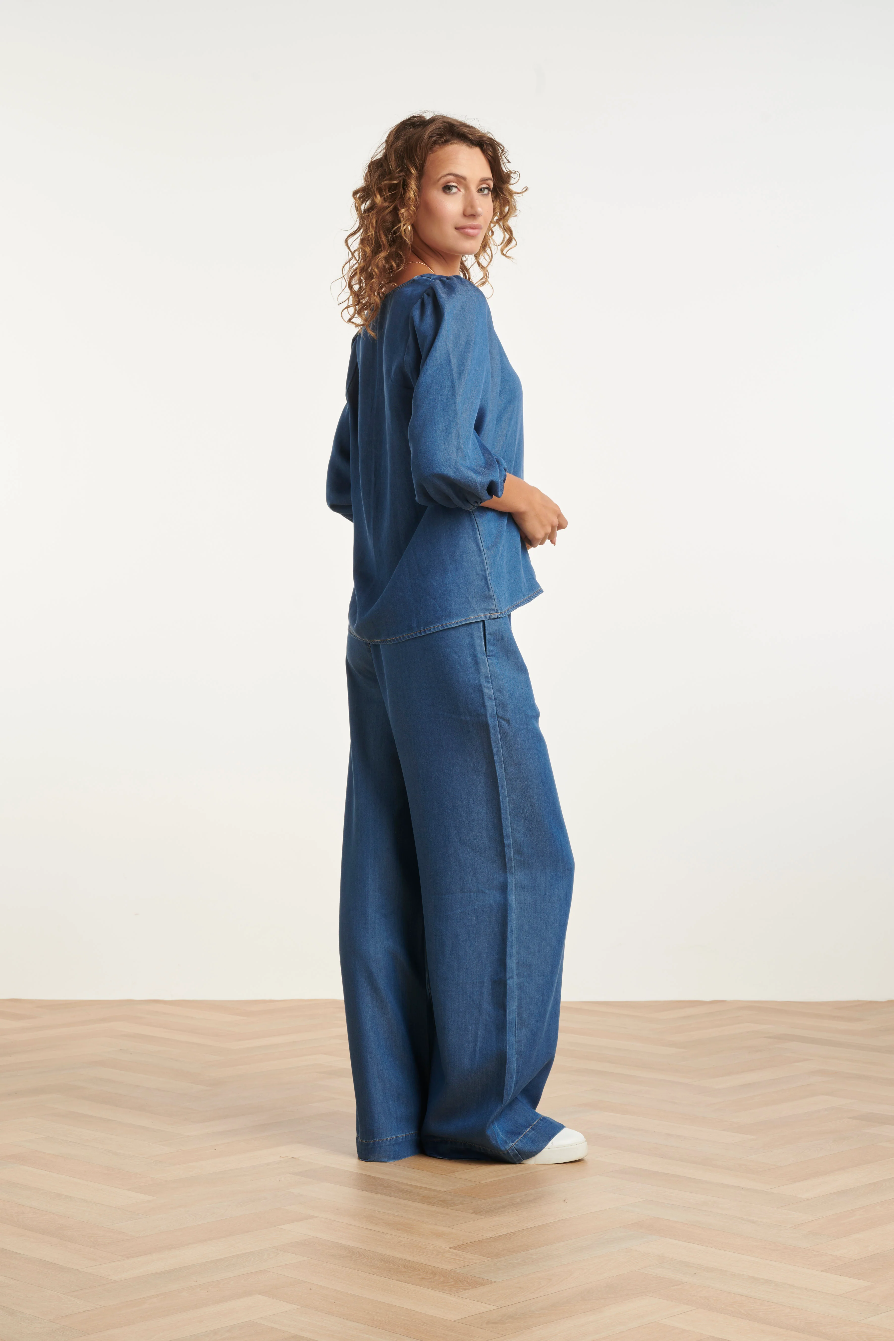 Soepele Tencel Denim Top | Medium Blue Denim - Image 7